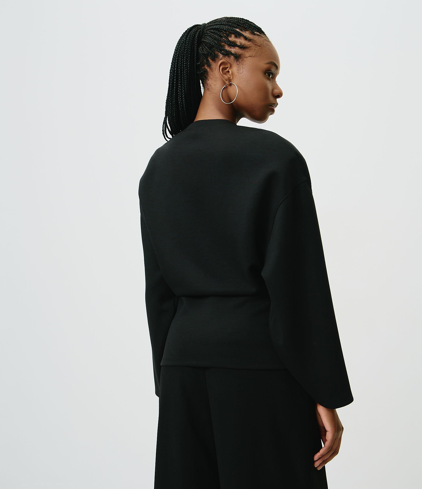 Blusa Moletom Alongada com Faixa Transpassada e Fivela Preto 4