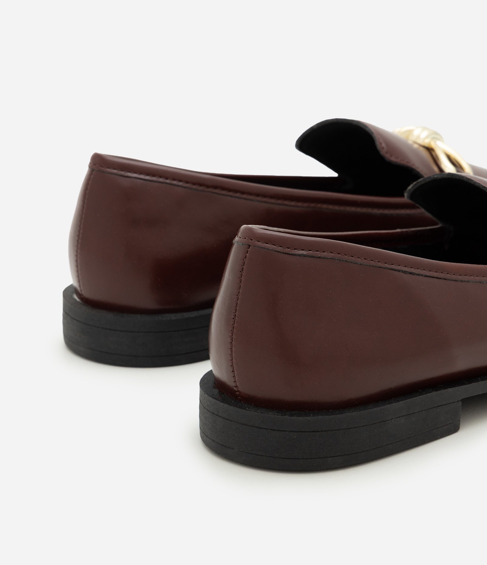 Sapato Mocassim em PU com Detalhe Metálico Bordô 3