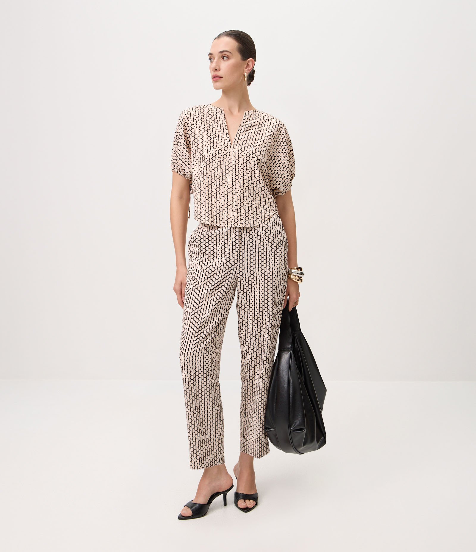 Calça Cenoura em Crepe com Cós Elástico e Estampa Geométrica Rosa Claro 1