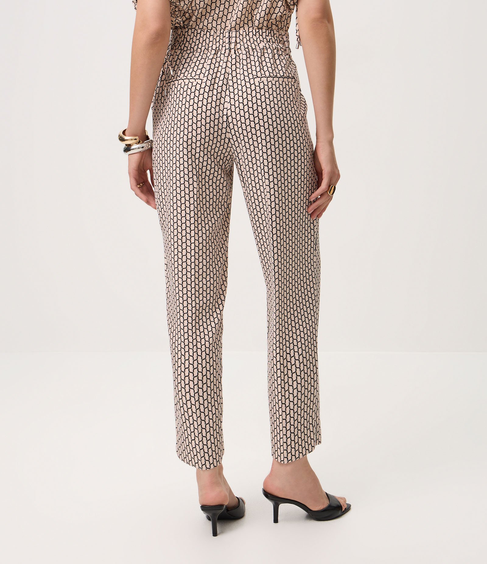 Calça Cenoura em Crepe com Cós Elástico e Estampa Geométrica Rosa Claro 5