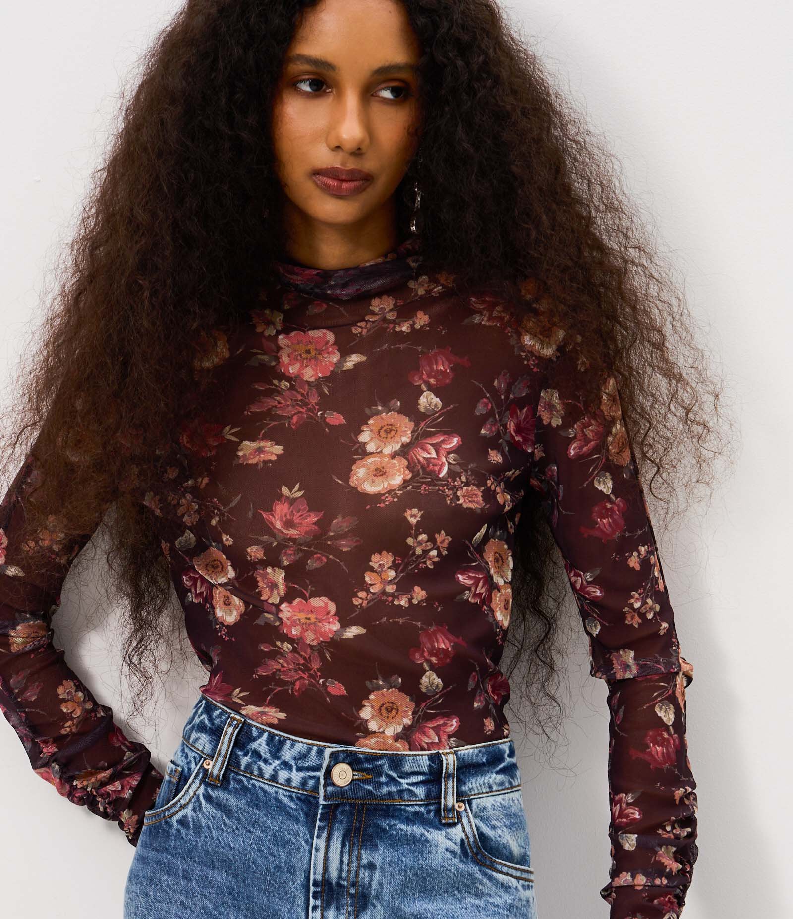 Blusa em Tule Estampado com Puxadinho na Manga Cinza 1