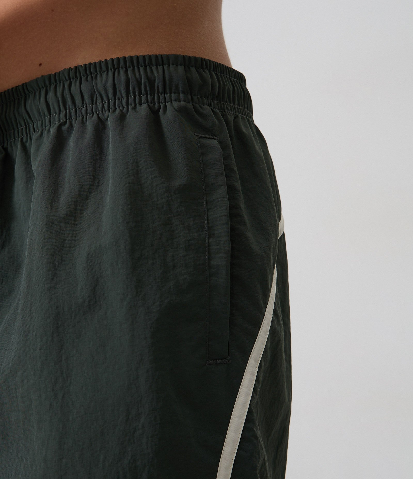 Bermuda de Banho em Poliamida com Linha Lateral Verde 4