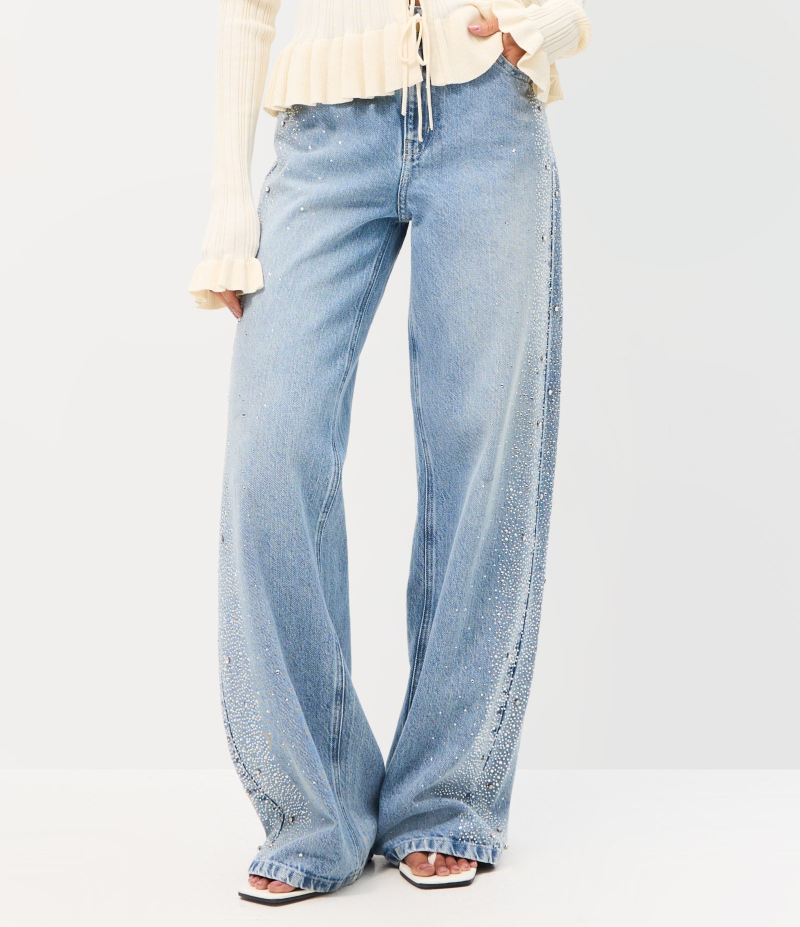 Calça Wide Leg em Jeans com Cintura Baixa e Brilho Lateral Azul Claro 2