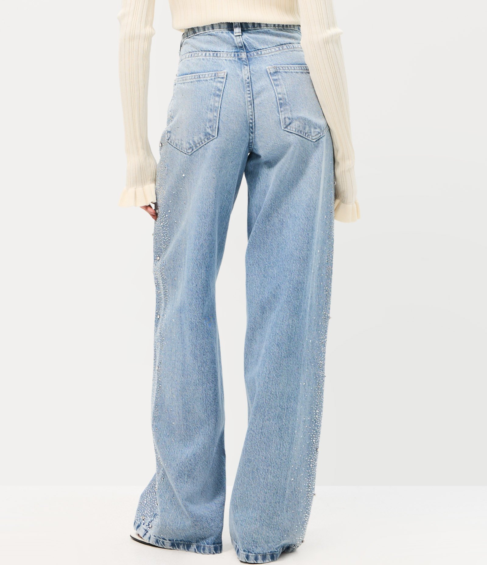 Calça Wide Leg em Jeans com Cintura Baixa e Brilho Lateral Azul Claro 4