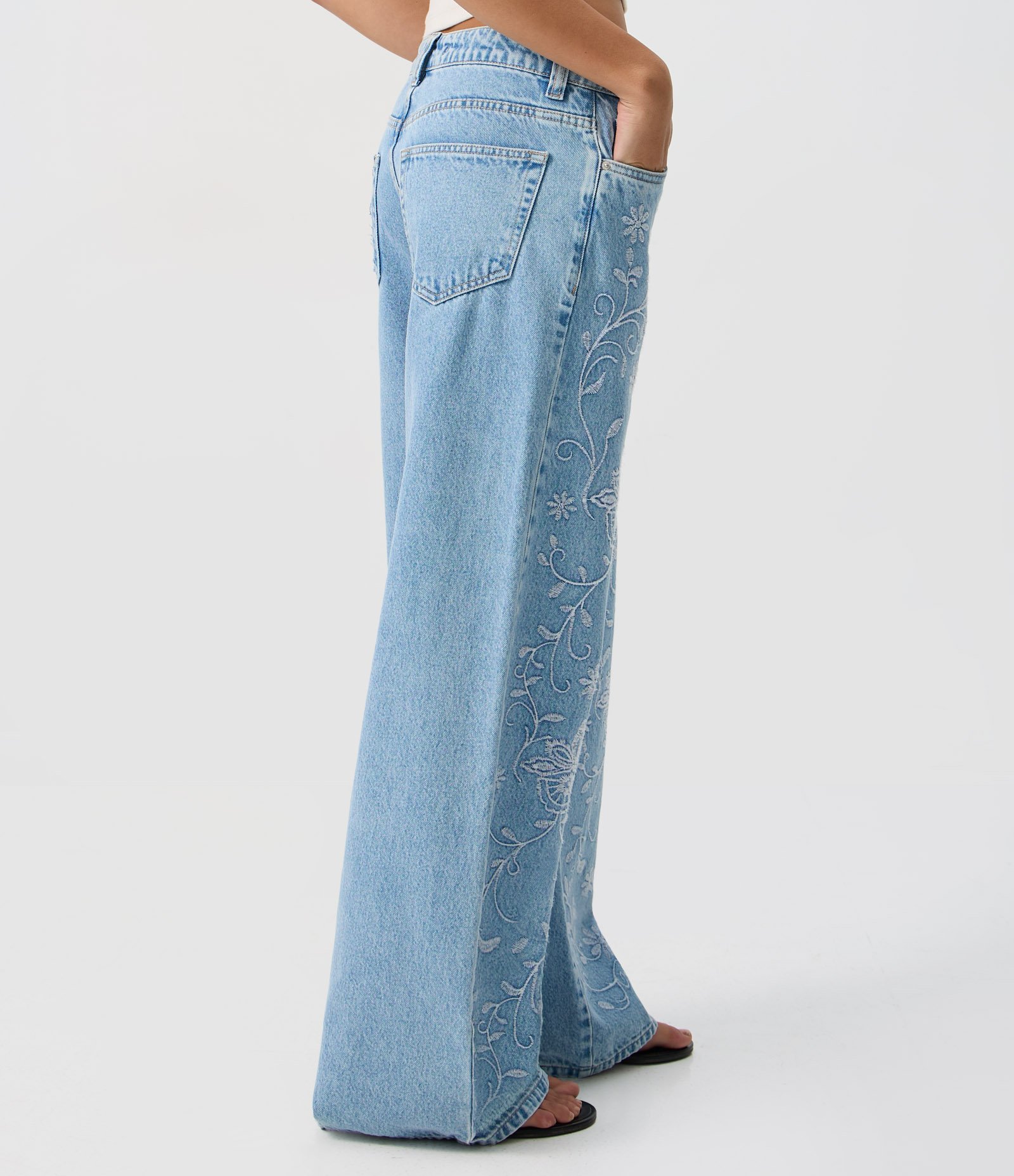 Calça Wide Leg Jeans com Cintura Média e Bordado Floral Azul 4