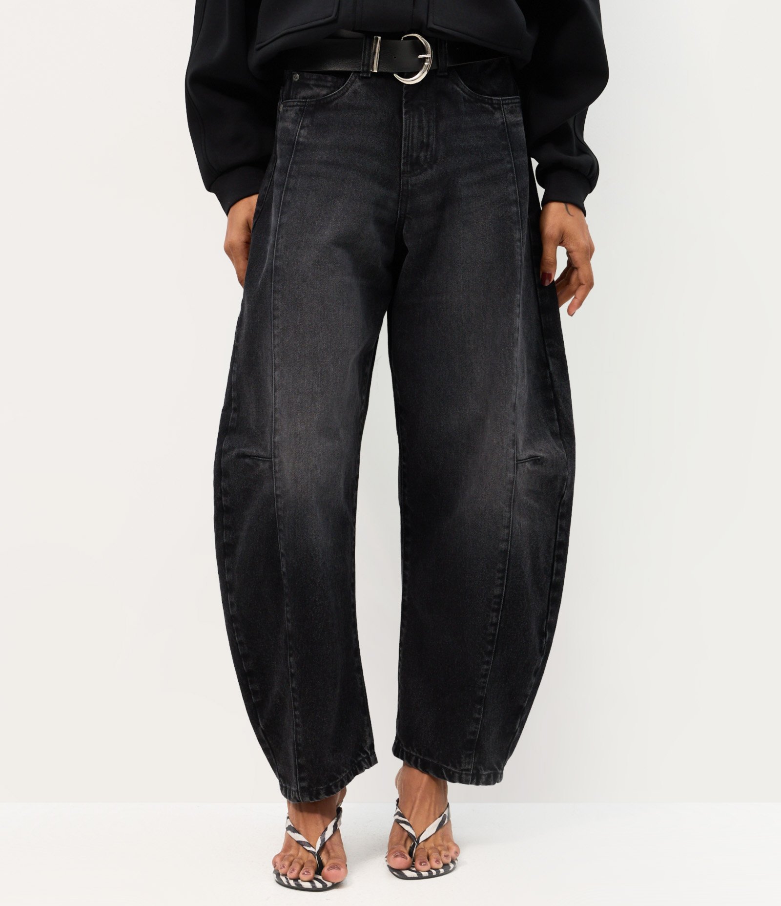 Calça Baggy Balloon em Jeans com Cinto em PU Preto 2