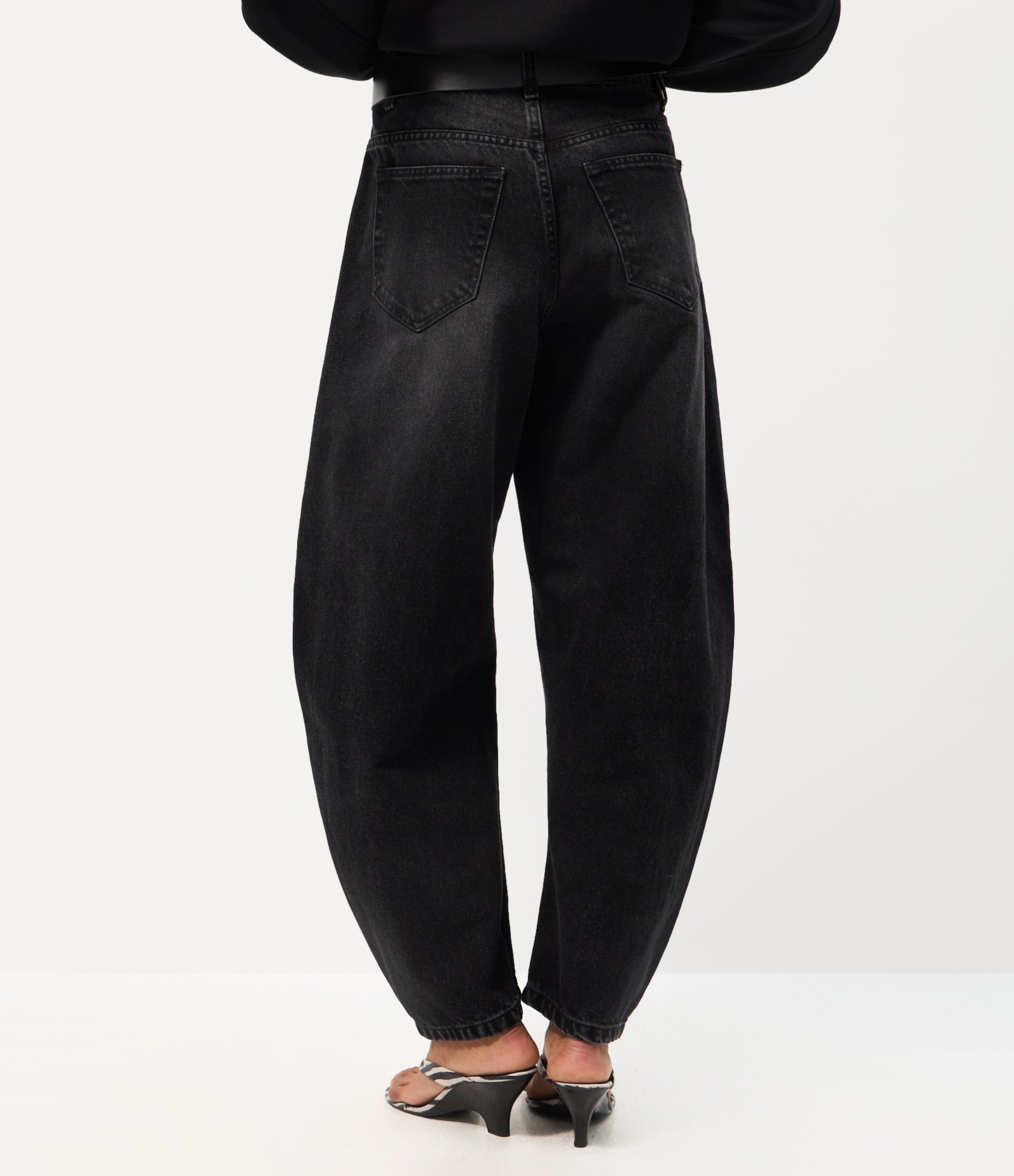 Calça Baggy Balloon em Jeans com Cinto em PU Preto 4