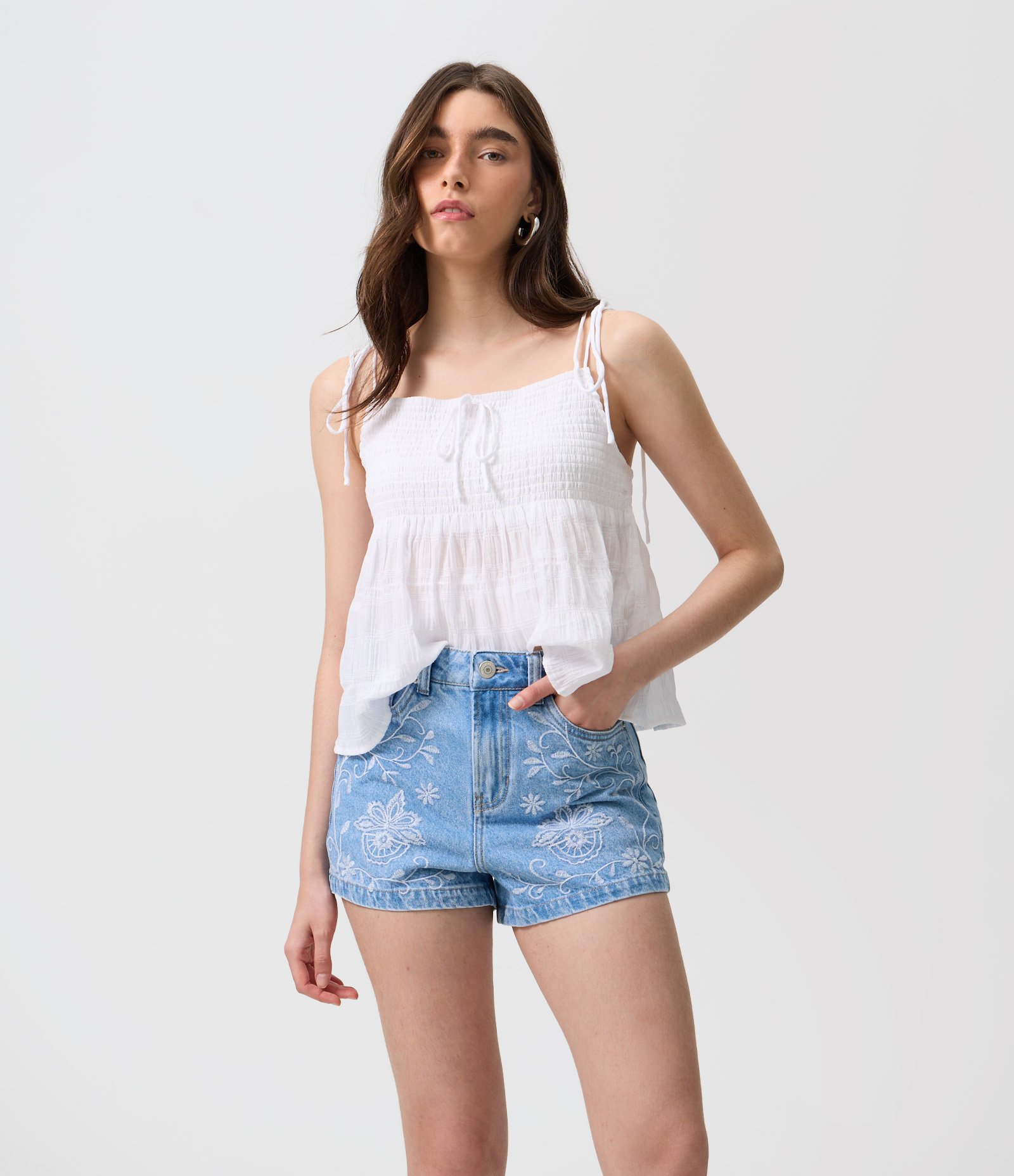 Short em Jeans com Cintura Alta Bordado Floral Azul 1