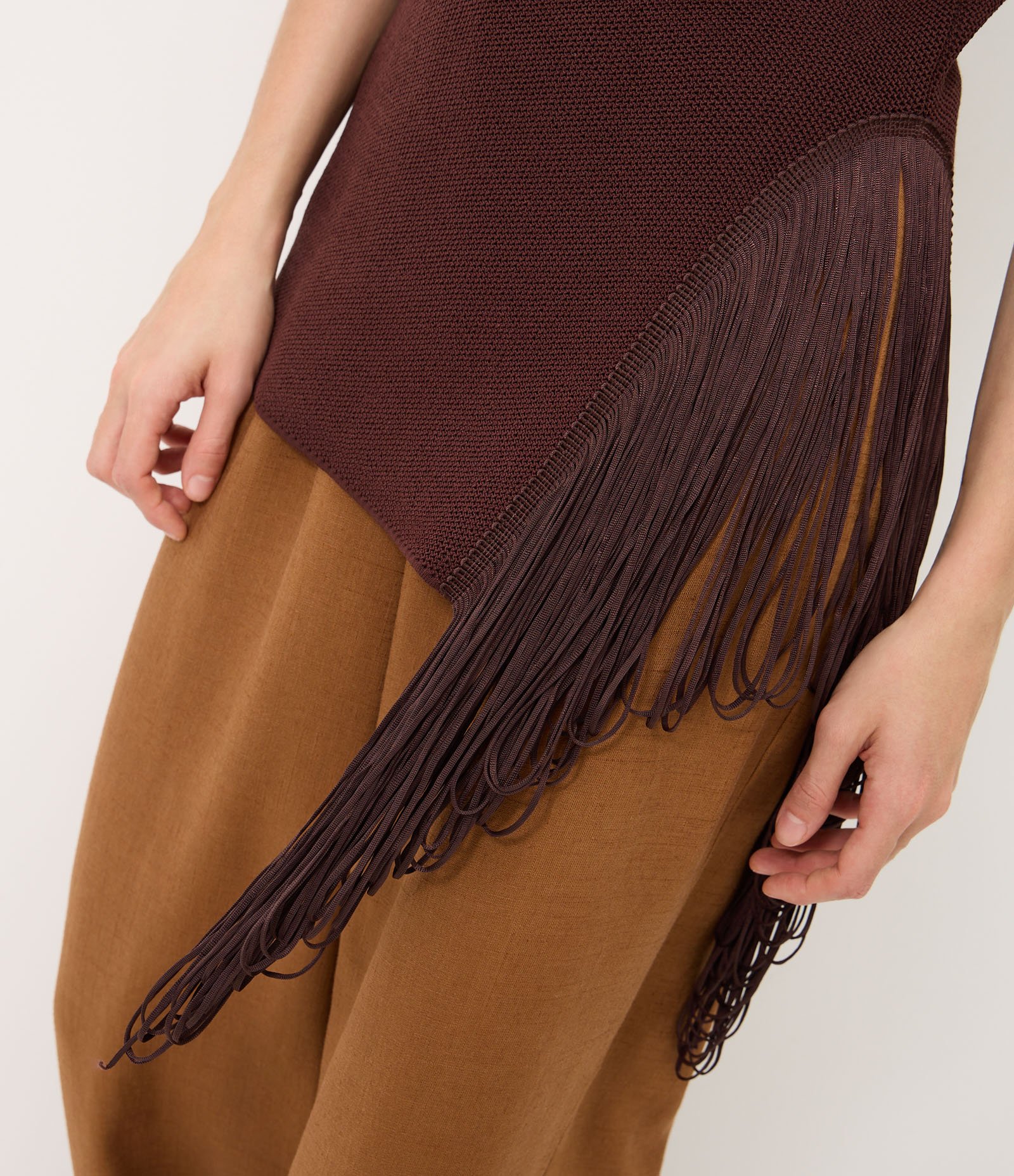Blusa Alongada em Tricô com Franjas Marrom 3