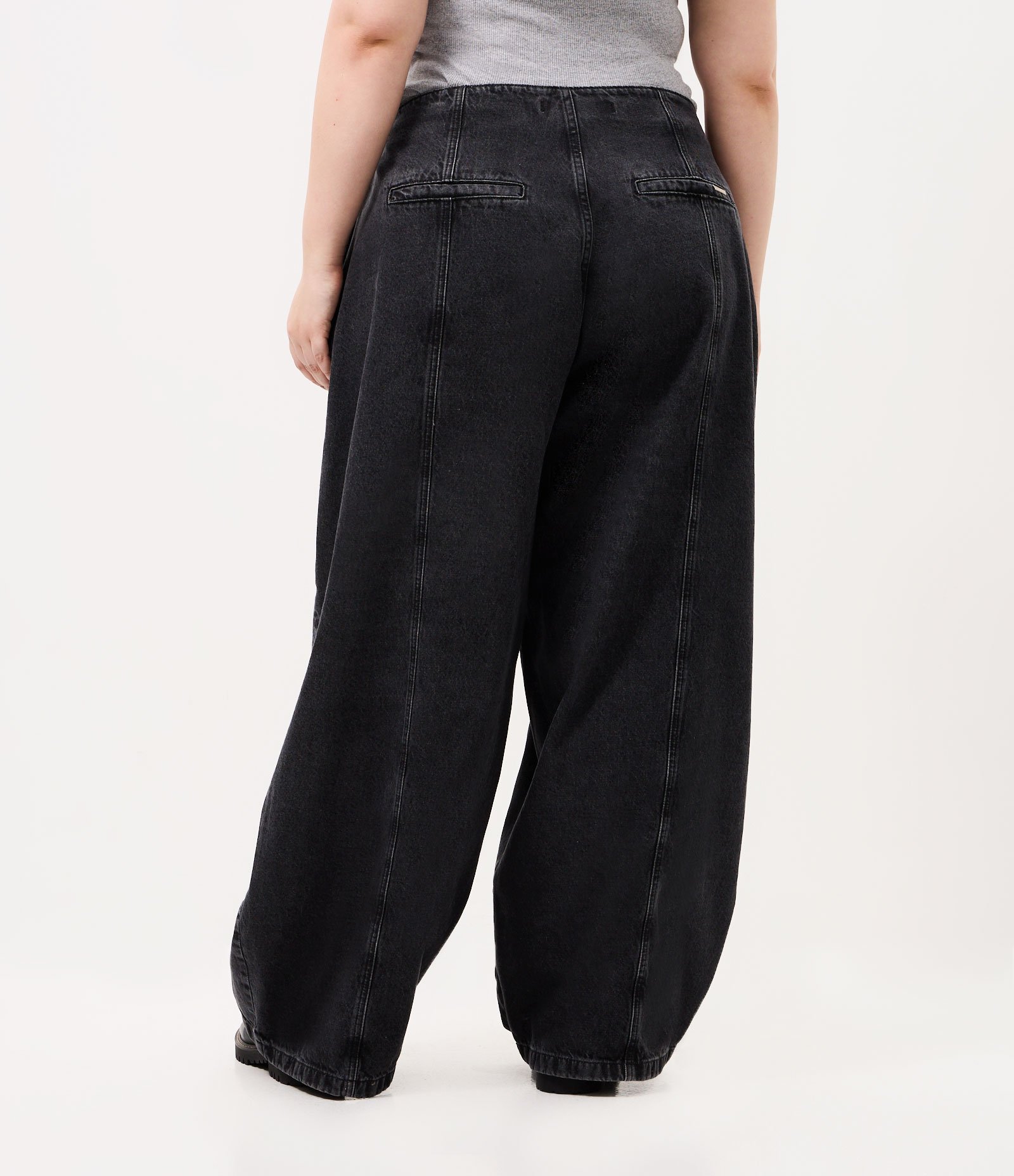 Calça Jeans Balloon com Recortes Curve & Plus Size Preto 4