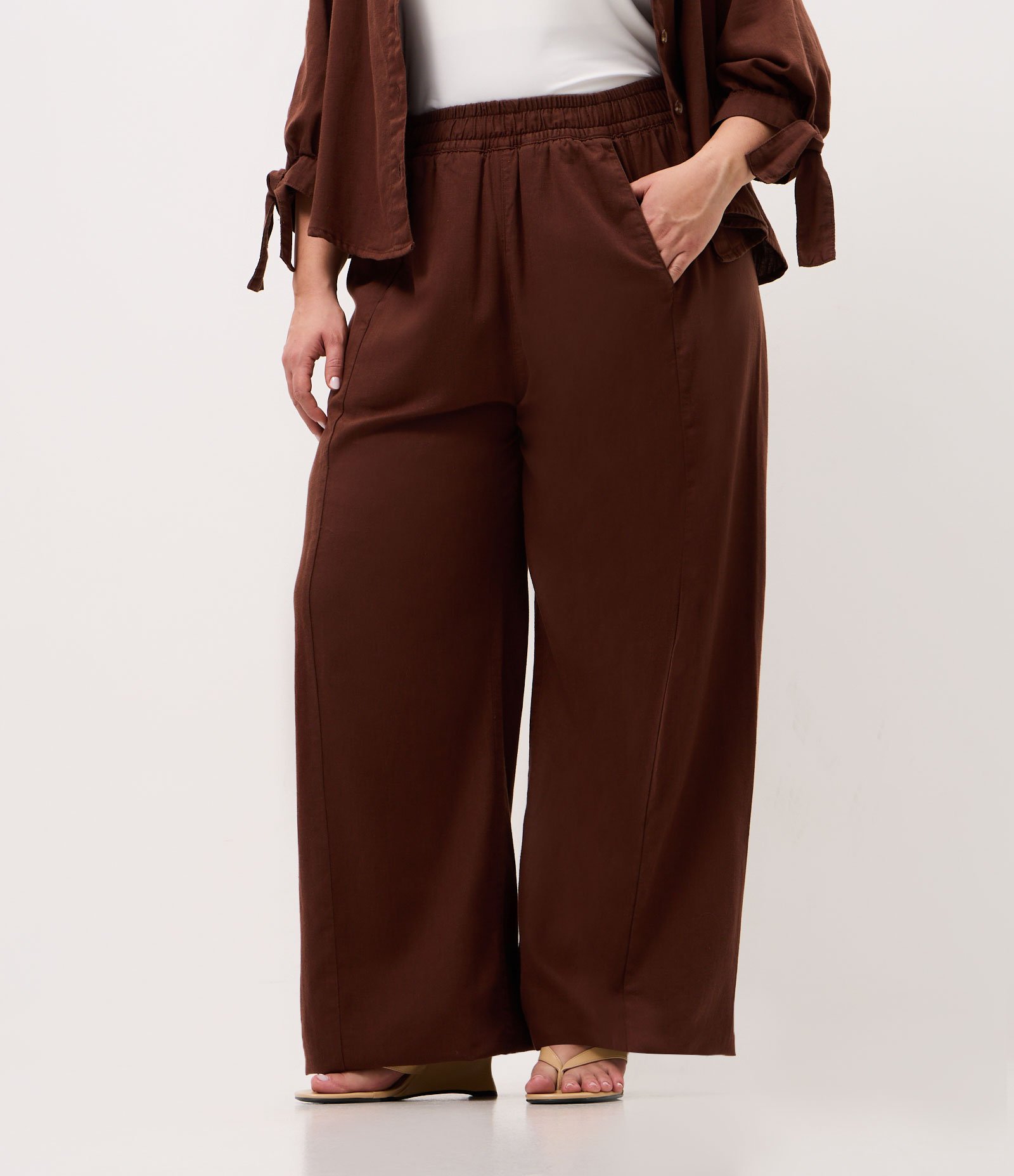 Calça Pantalona em Sarja com Cós Elástico Curve & Plus Size Marrom 2