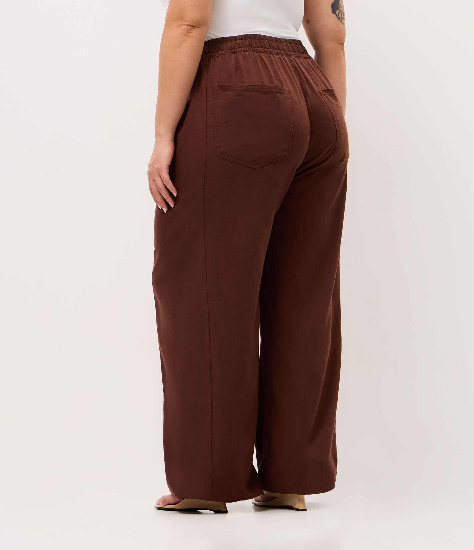 Calça Pantalona em Sarja com Cós Elástico Curve & Plus Size Marrom 4