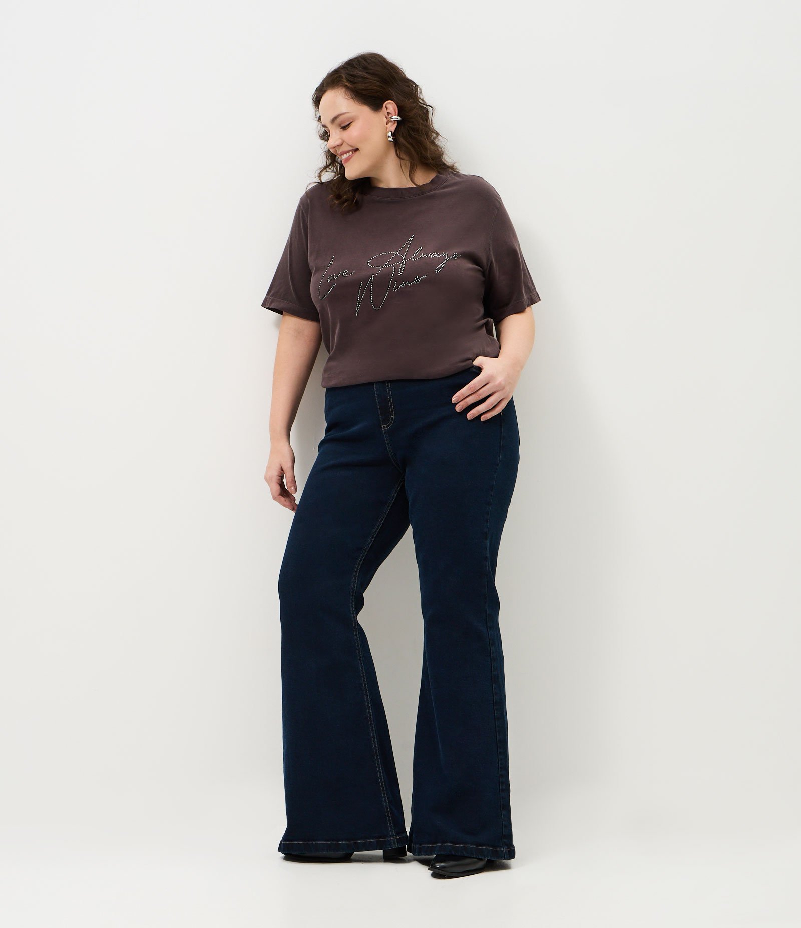 Camiseta Alongada com Estampa Love Always Wins Curve & Plus Size Preto 2
