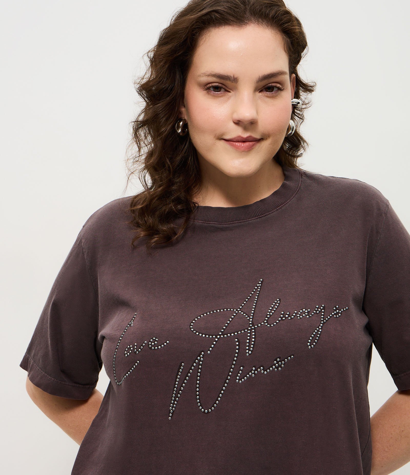 Camiseta Alongada com Estampa Love Always Wins Curve & Plus Size Preto 3