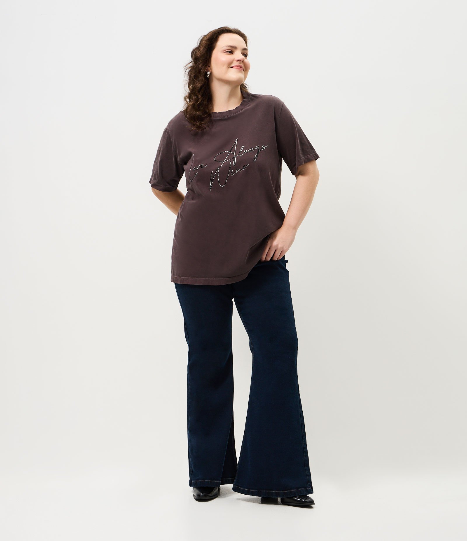 Camiseta Alongada com Estampa Love Always Wins Curve & Plus Size Preto 4