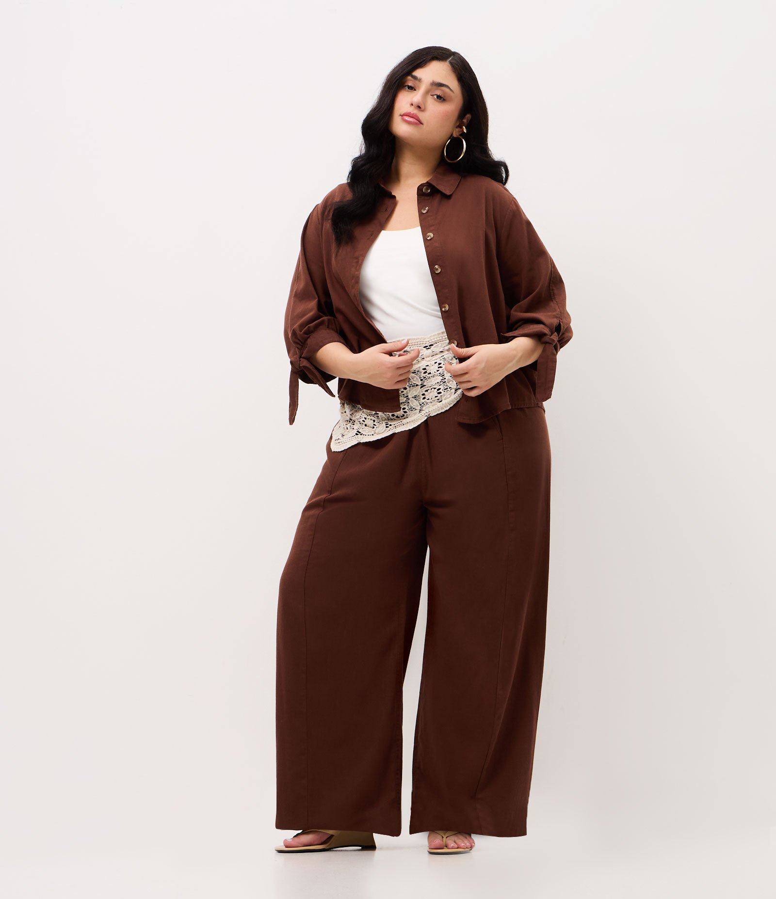 Camisa em Sarja com Amarração no Punho e Manga 7/8 Curve & Plus Size Marrom 2