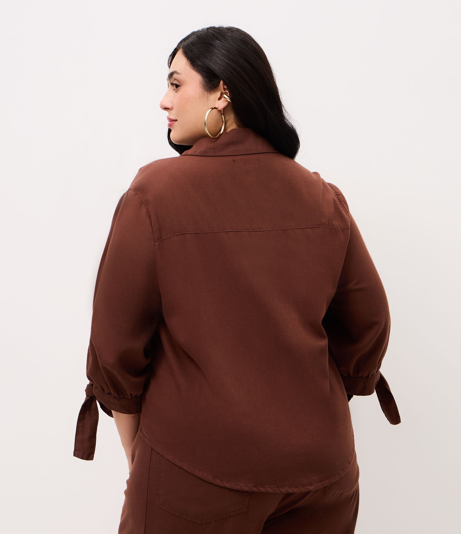 Camisa em Sarja com Amarração no Punho e Manga 7/8 Curve & Plus Size Marrom 4