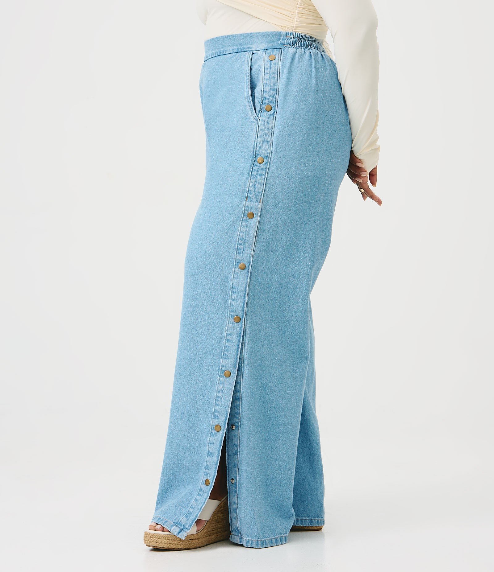 Calça Pantalona Jeans com Fendas Laterais Curve & Plus Size Azul 2