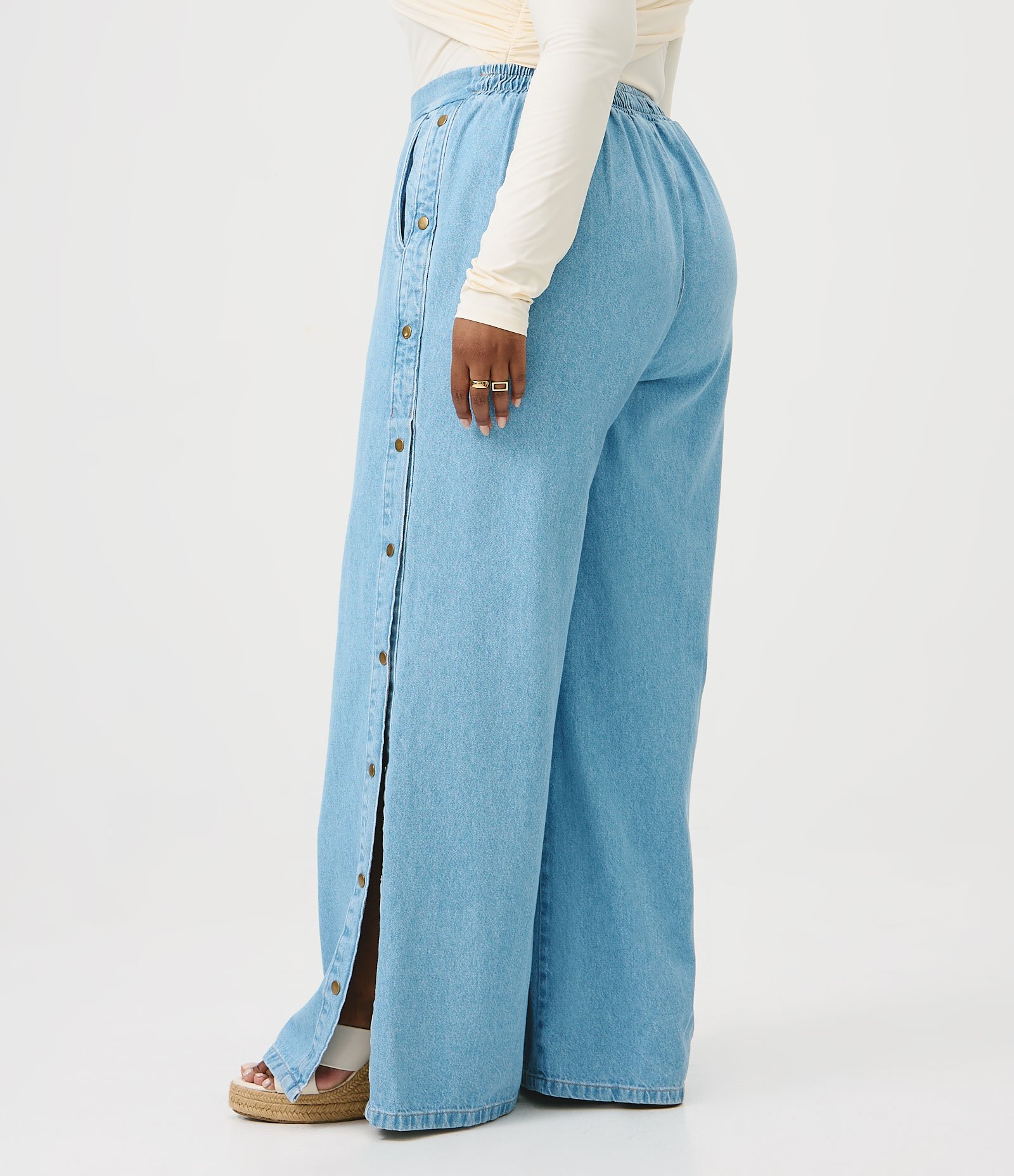 Calça Pantalona Jeans com Fendas Laterais Curve & Plus Size Azul 4