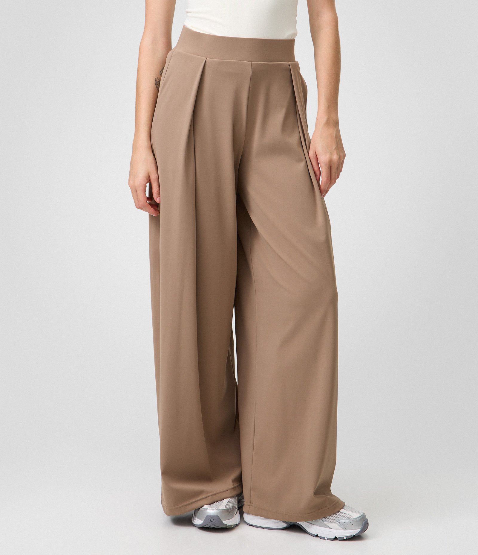 Calça Esportiva em Microfibra com Prega Frontal Marrom 2