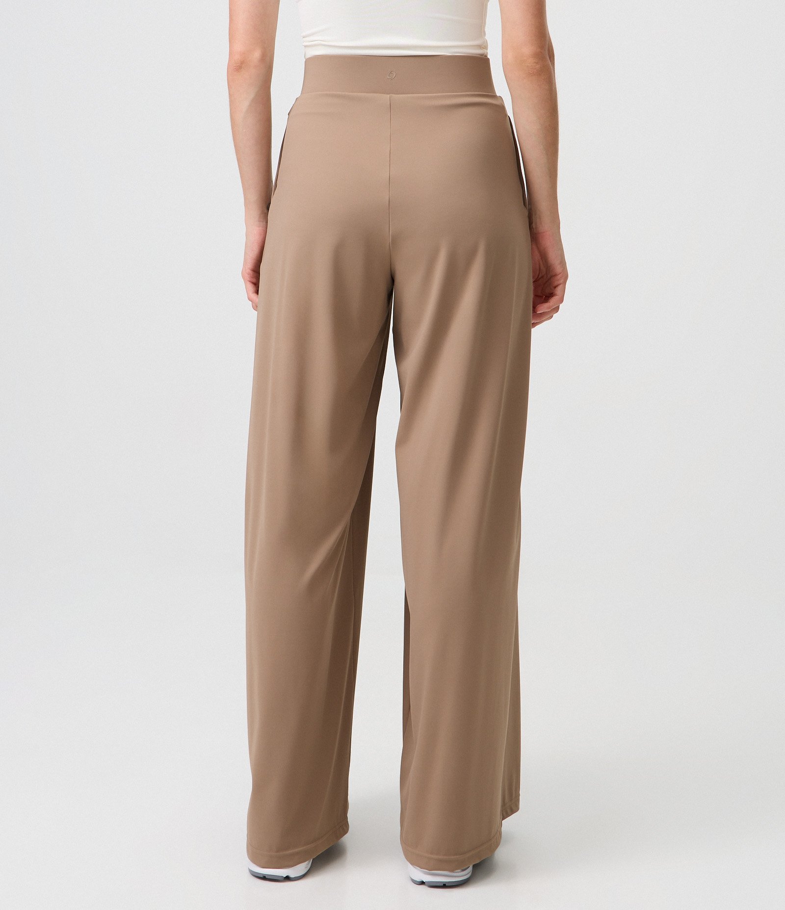 Calça Esportiva em Microfibra com Prega Frontal Marrom 4