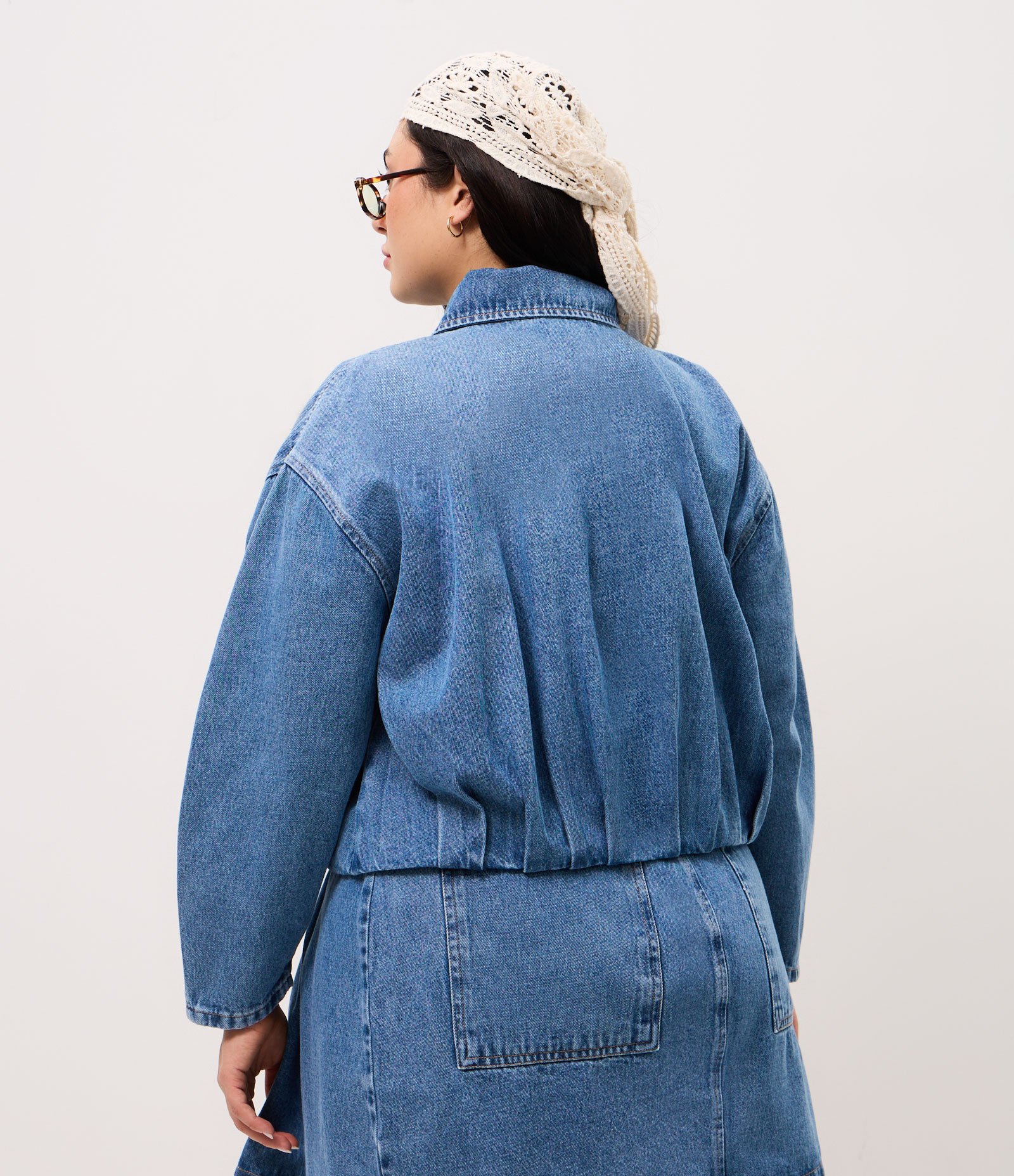 Jaqueta Cropped Jeans com Pregas Frontais Curve & Plus Size Azul 4