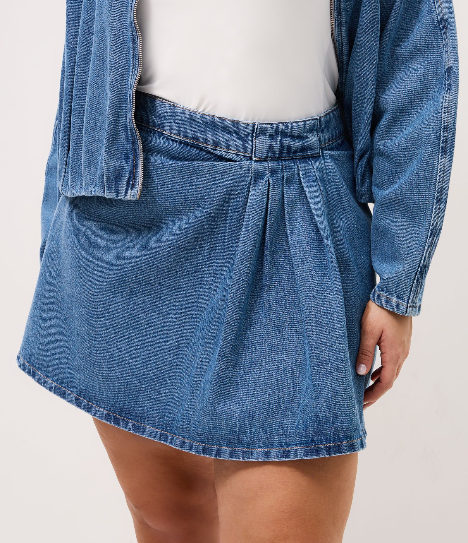 Saia Jeans Curta Com Pregas Frontais Curve & Plus Size Azul 3