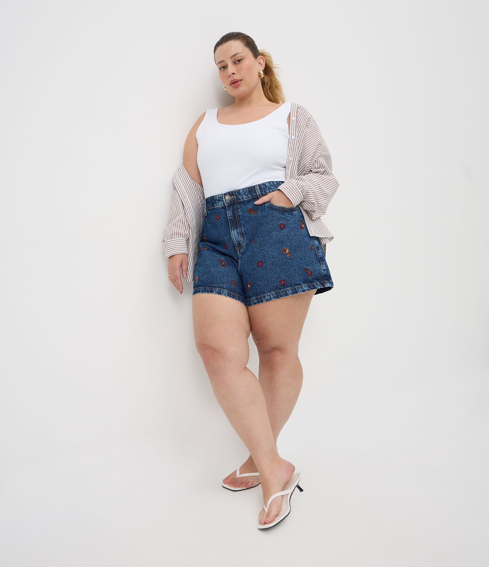 Short Jeans Mom Bordado Paisley Curve & Plus Size Azul 1
