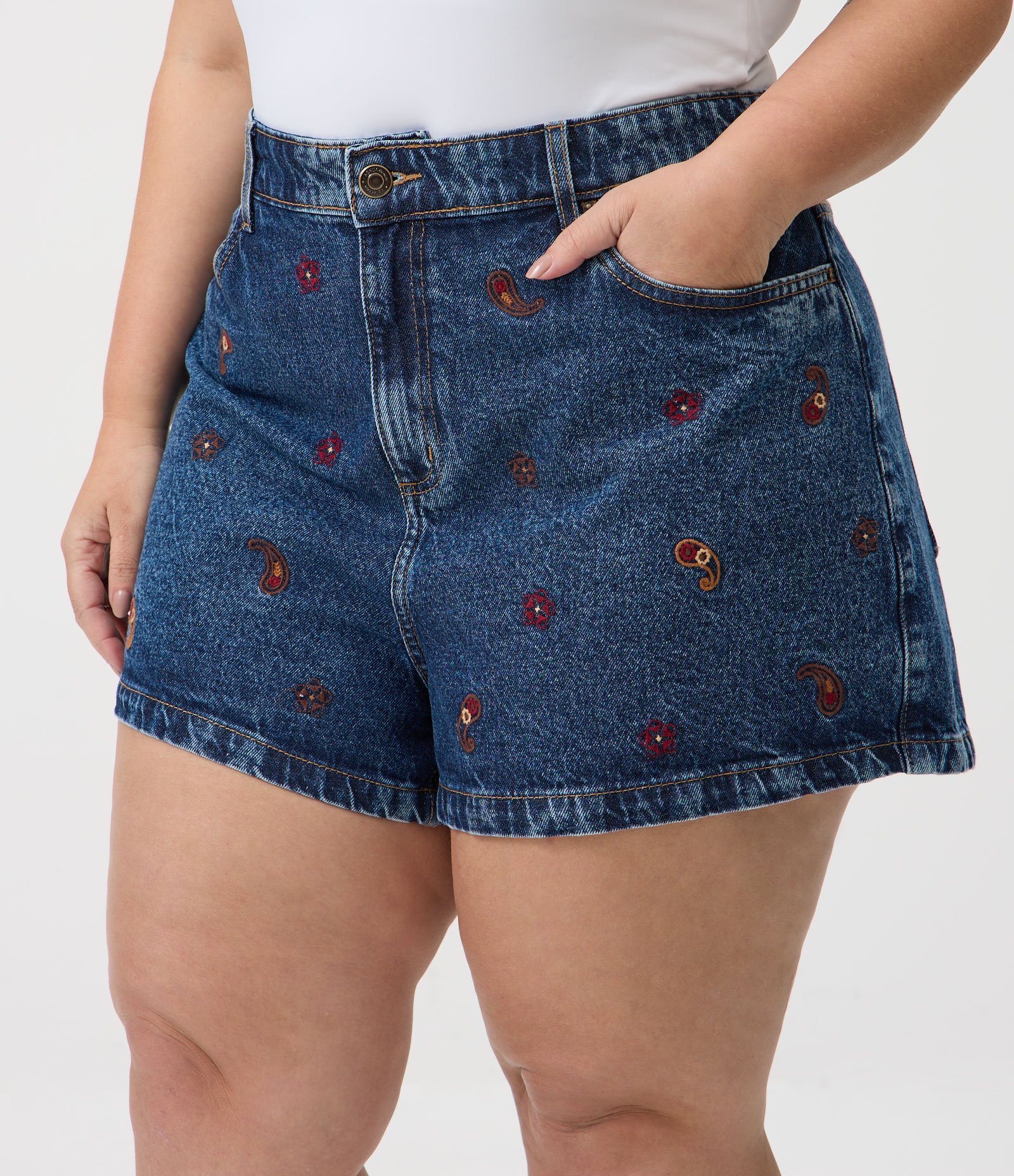 Short Jeans Mom Bordado Paisley Curve & Plus Size Azul 2