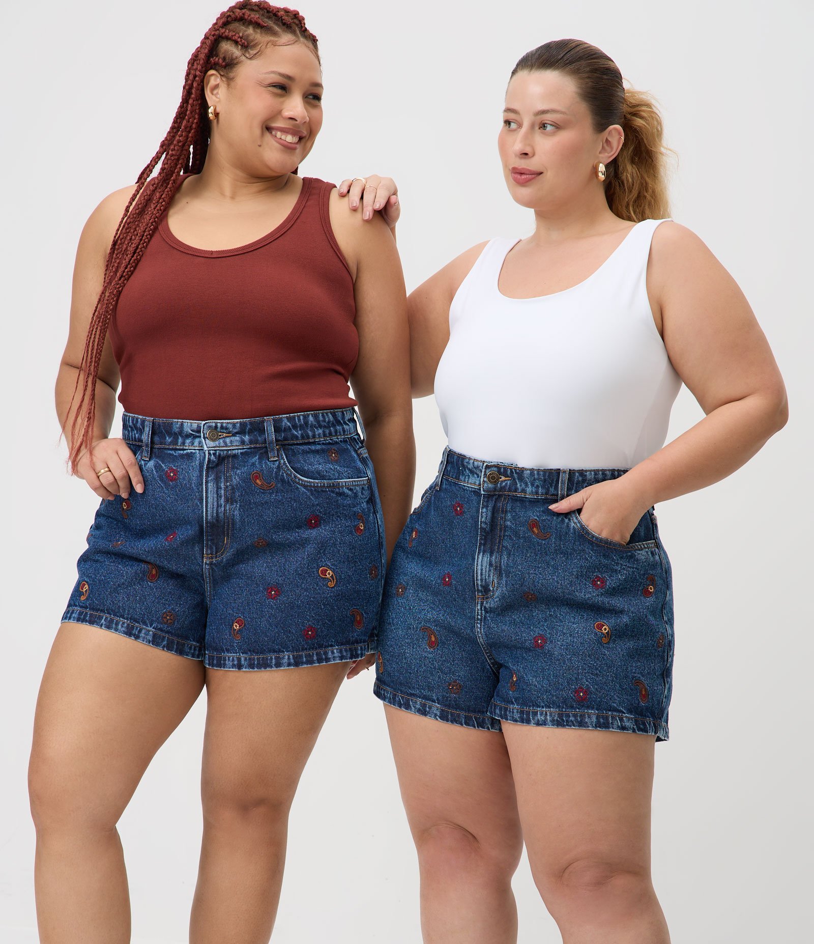 Short Jeans Mom Bordado Paisley Curve & Plus Size Azul 4