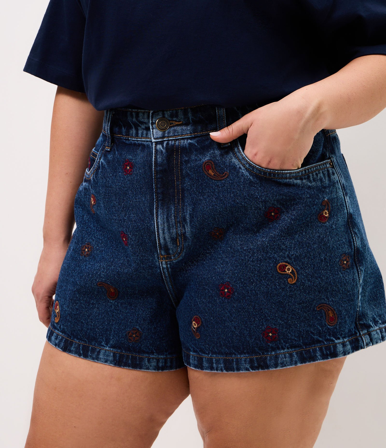 Short Jeans Mom Bordado Paisley Curve & Plus Size Azul 3