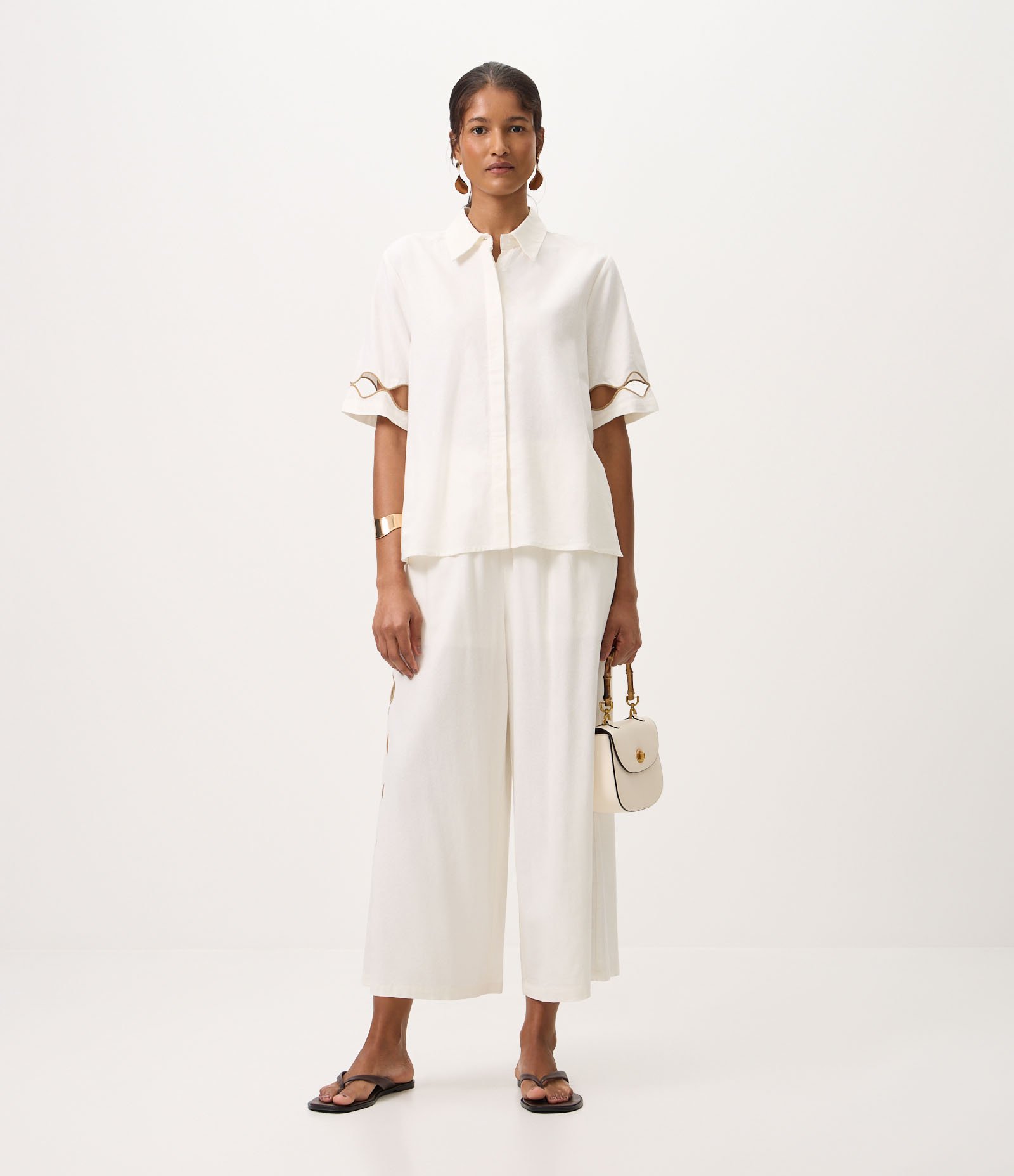 Camisa em Viscolinho com Vista Coberta e Detalhe nas Mangas Branco 2