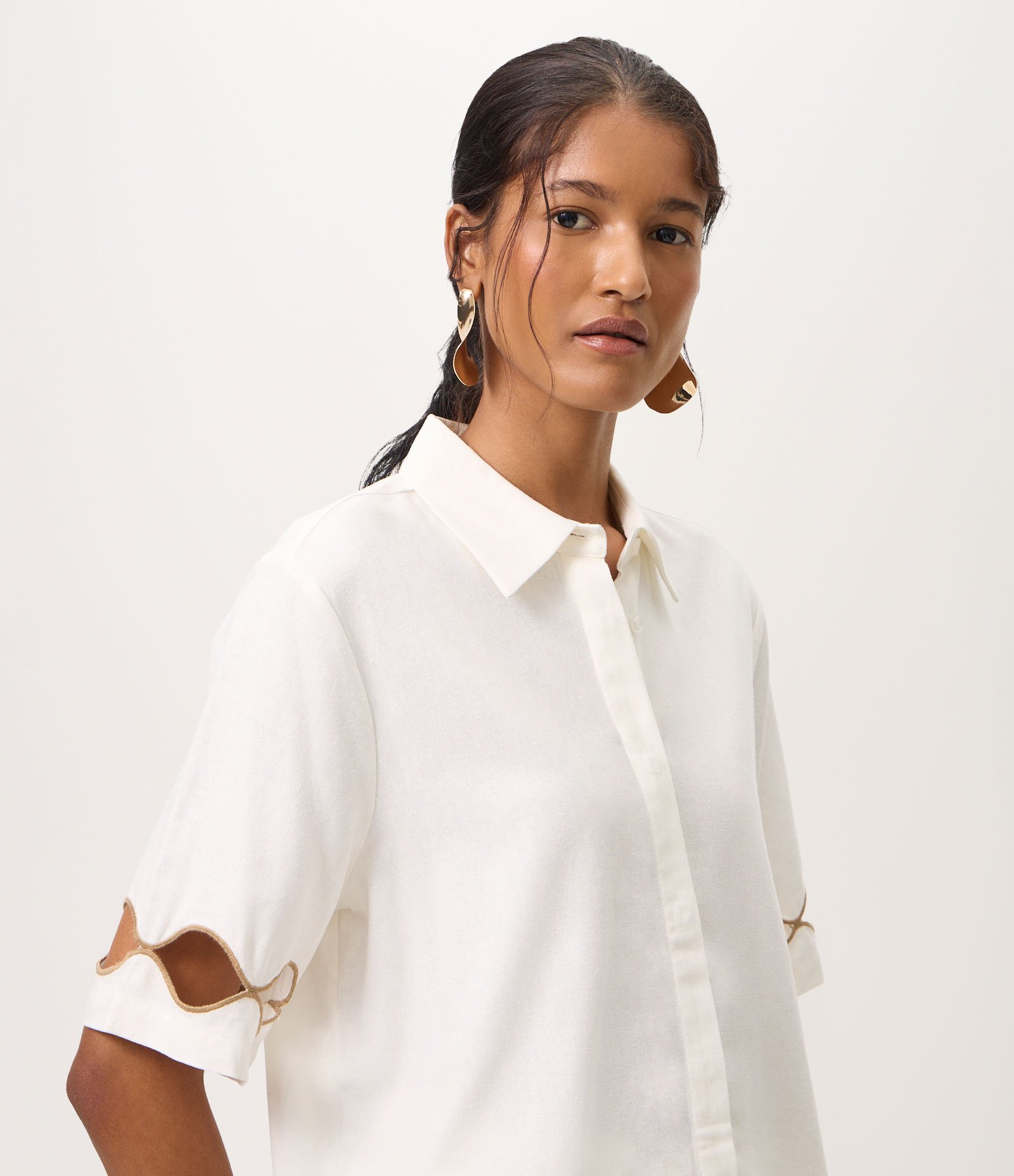 Camisa em Viscolinho com Vista Coberta e Detalhe nas Mangas Branco 3