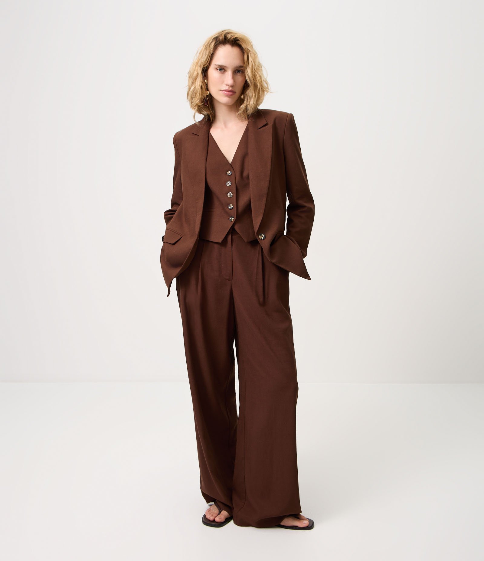 Calça Wide Leg em Viscolinho com Cós Elástico Marrom 1
