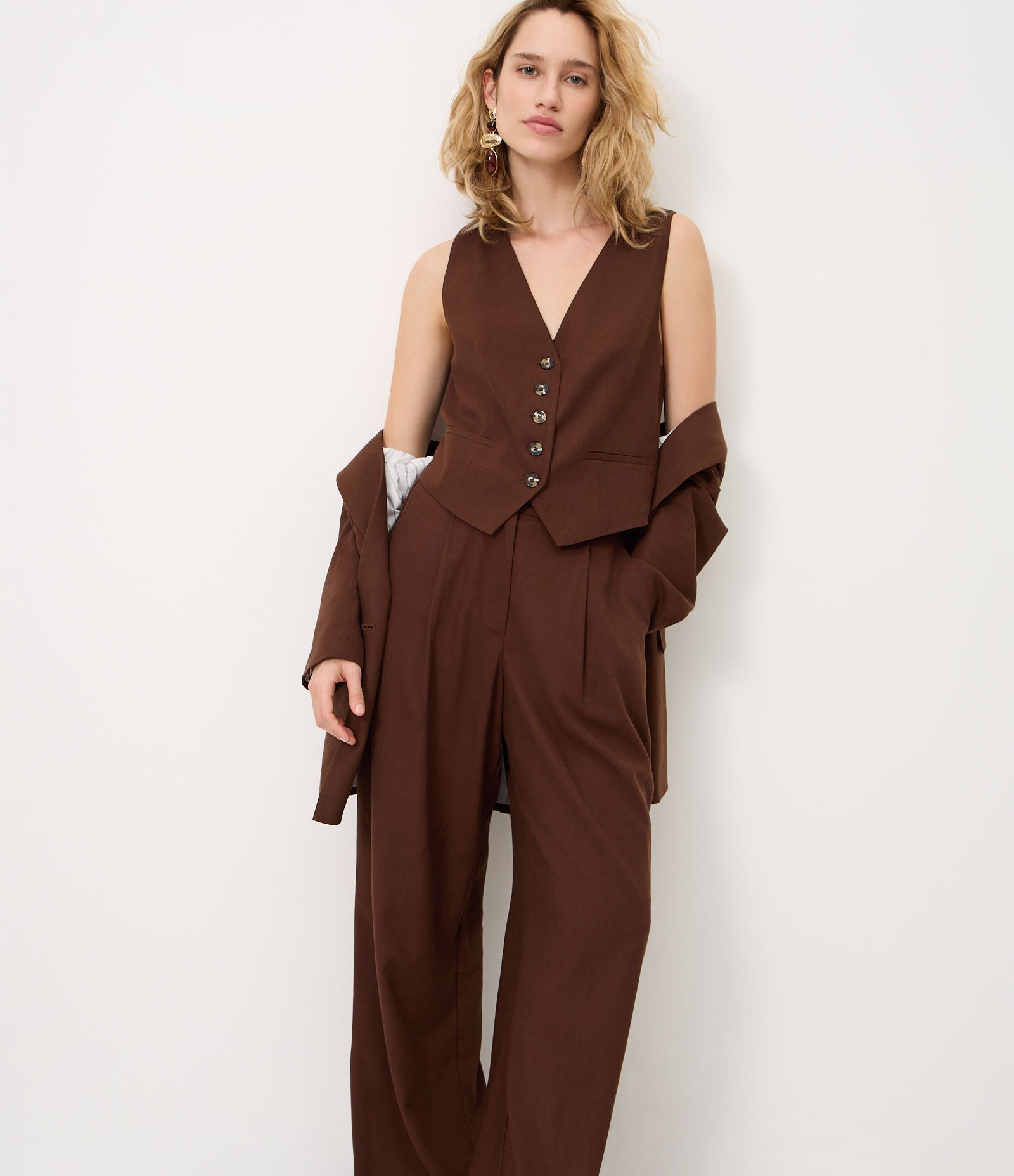 Calça Wide Leg em Viscolinho com Cós Elástico Marrom 2