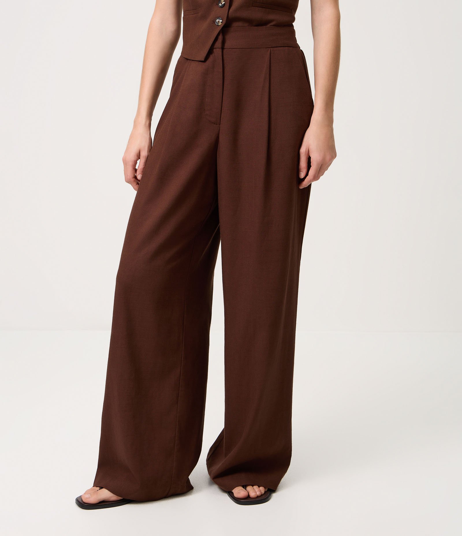 Calça Wide Leg em Viscolinho com Cós Elástico Marrom 3