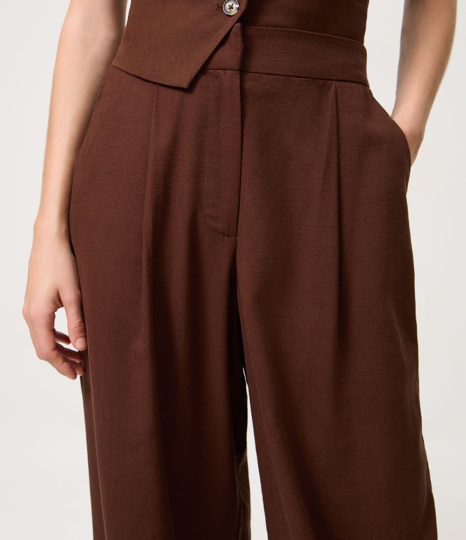 Calça Wide Leg em Viscolinho com Cós Elástico Marrom 4