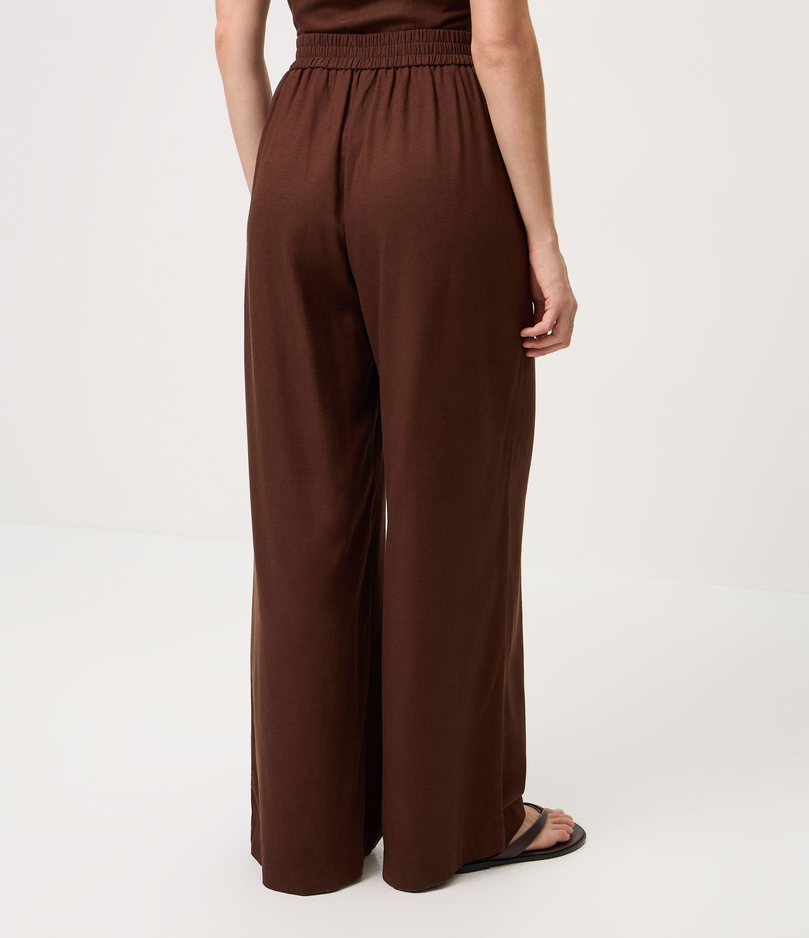 Calça Wide Leg em Viscolinho com Cós Elástico Marrom 5