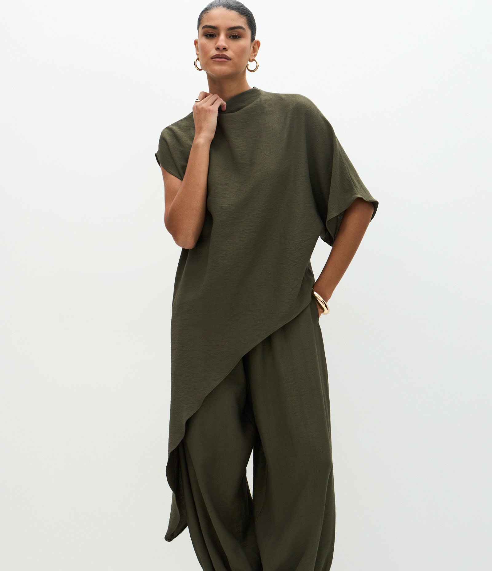 Blusa Ampla em Viscose com Barra Assimétrica Verde 1