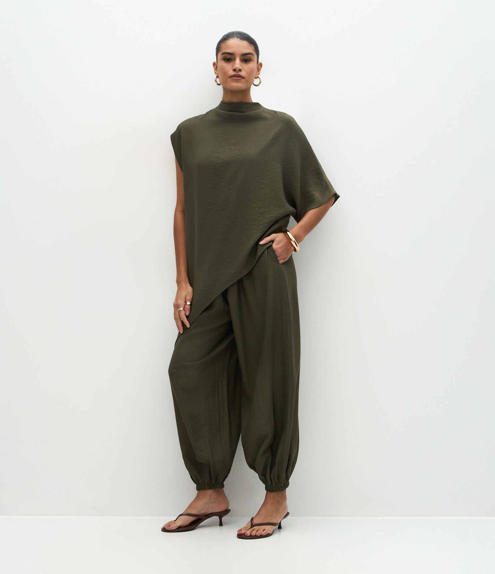 Blusa Ampla em Viscose com Barra Assimétrica Verde 2