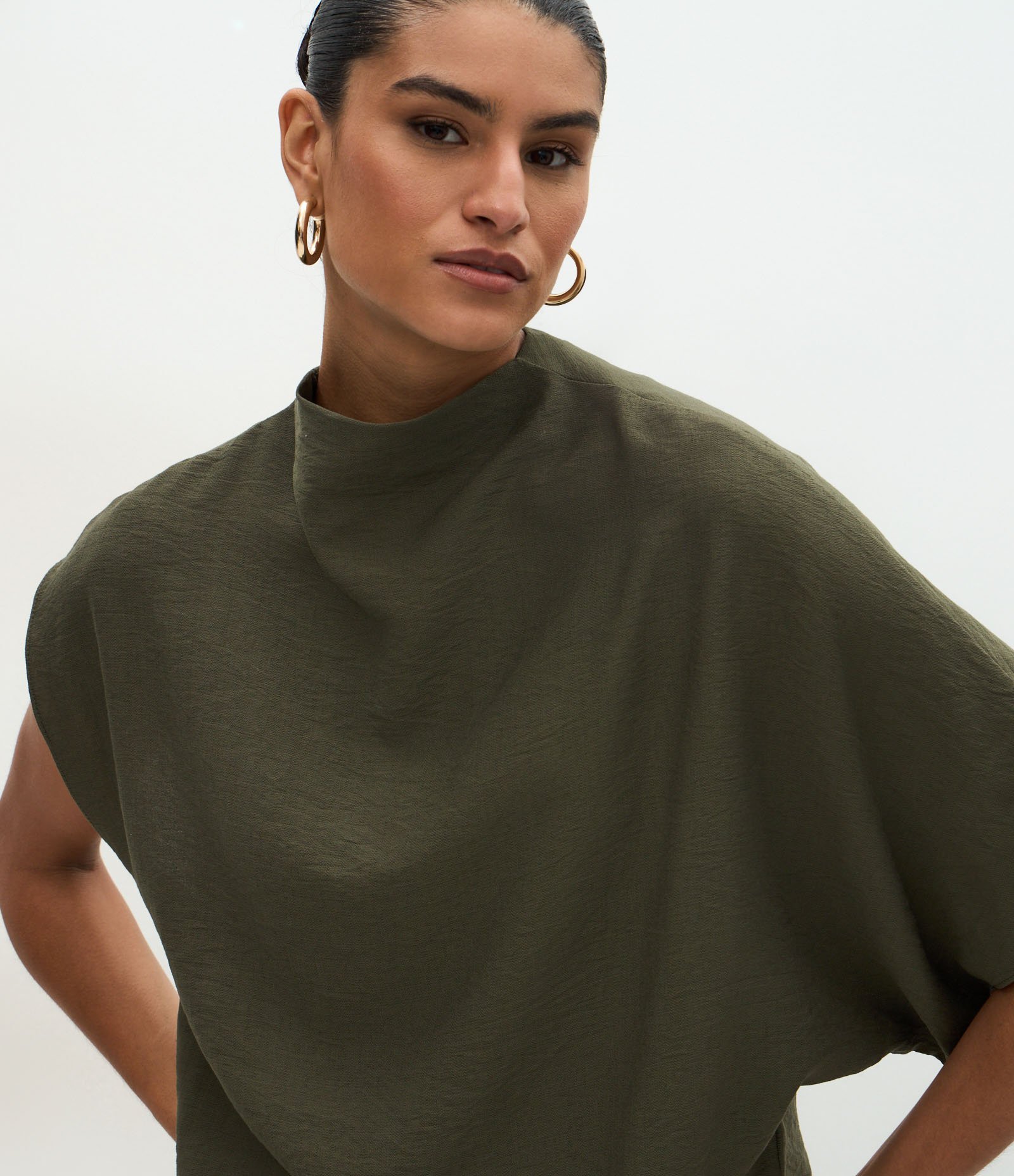 Blusa Ampla em Viscose com Barra Assimétrica Verde 3
