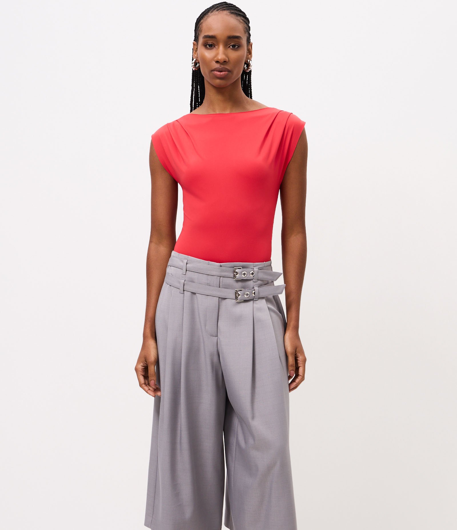Calça Capri Alfaiatada com Fivelas Laterais Cinza 2