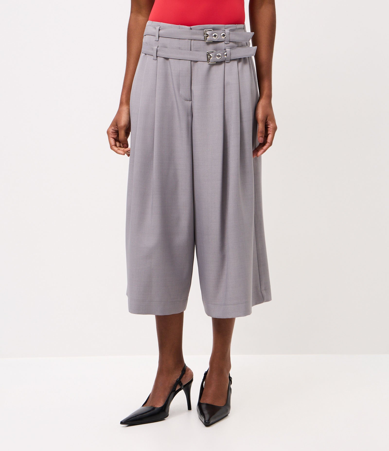 Calça Capri Alfaiatada com Fivelas Laterais Cinza 3