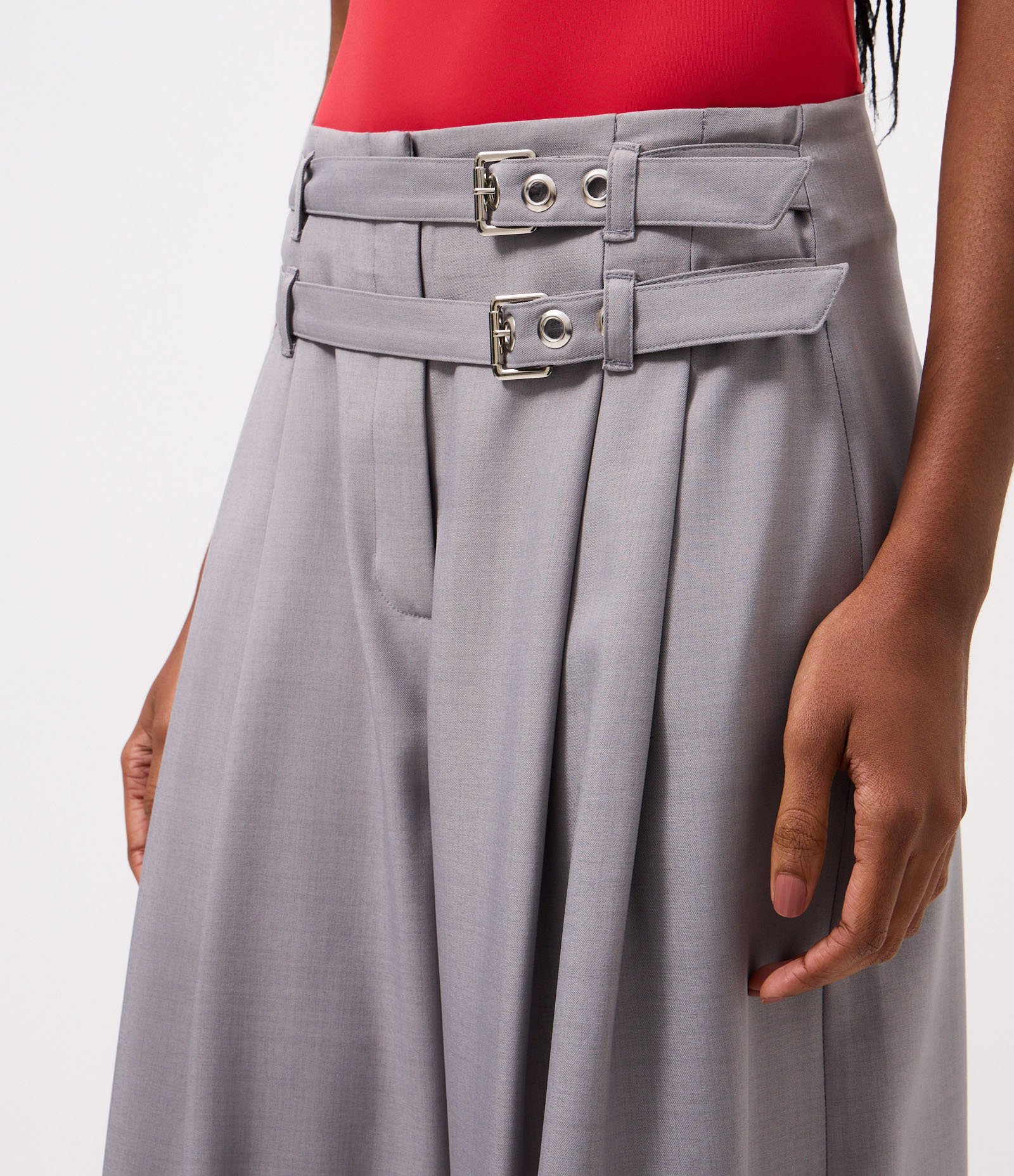 Calça Capri Alfaiatada com Fivelas Laterais Cinza 4