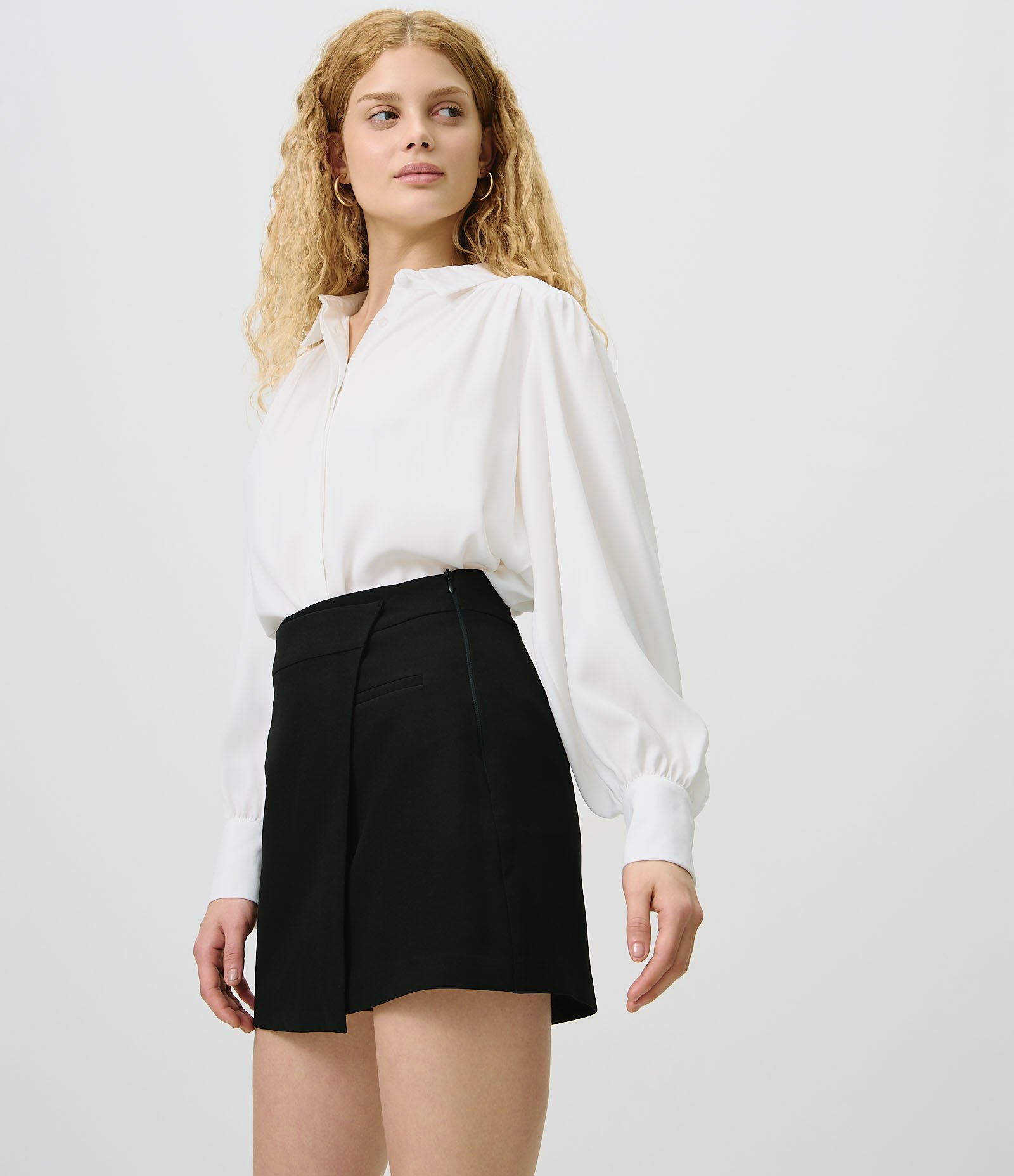 Short Saia Alfaiatado com Cós Assimétrico Preto 2
