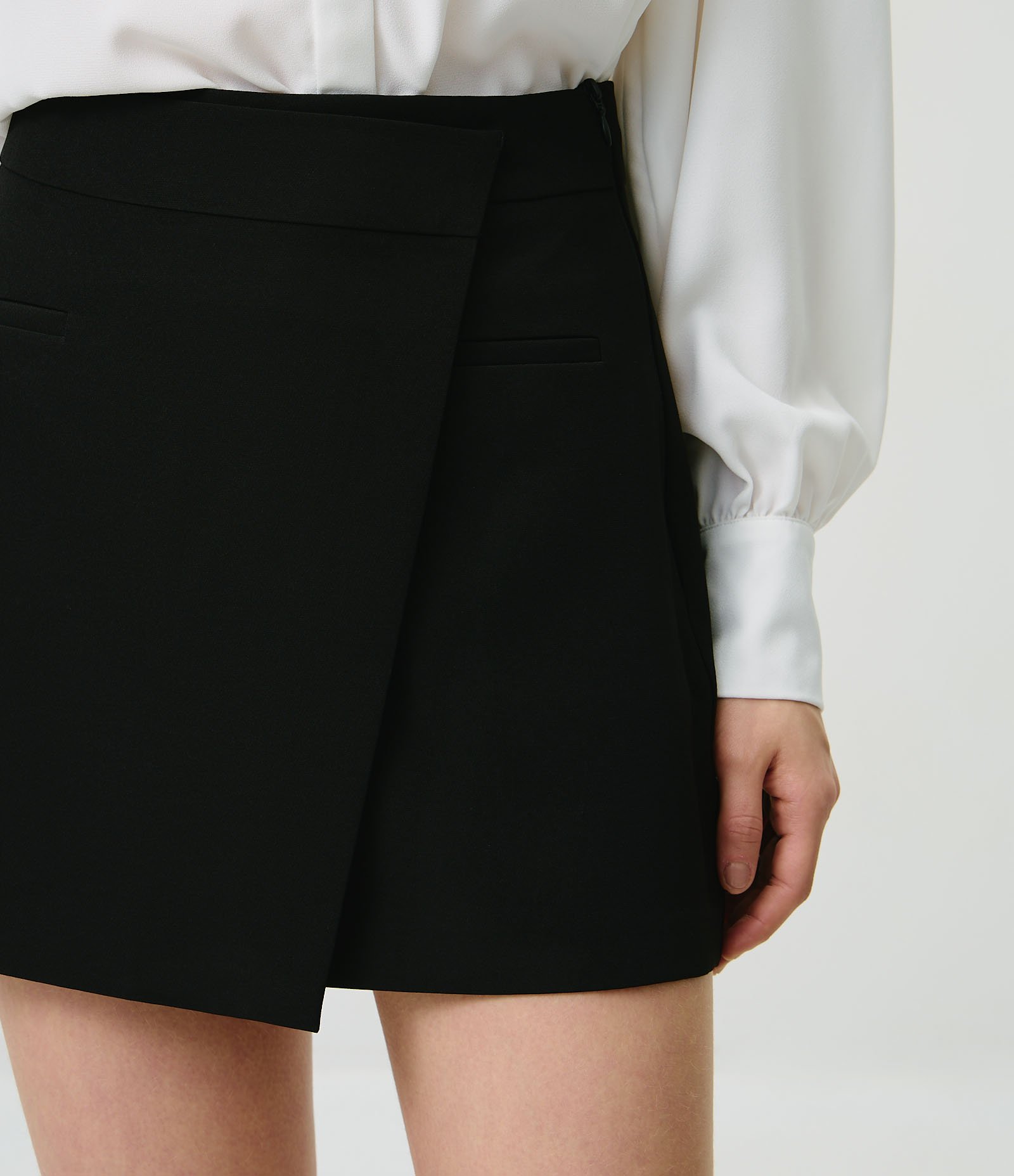 Short Saia Alfaiatado com Cós Assimétrico Preto 3