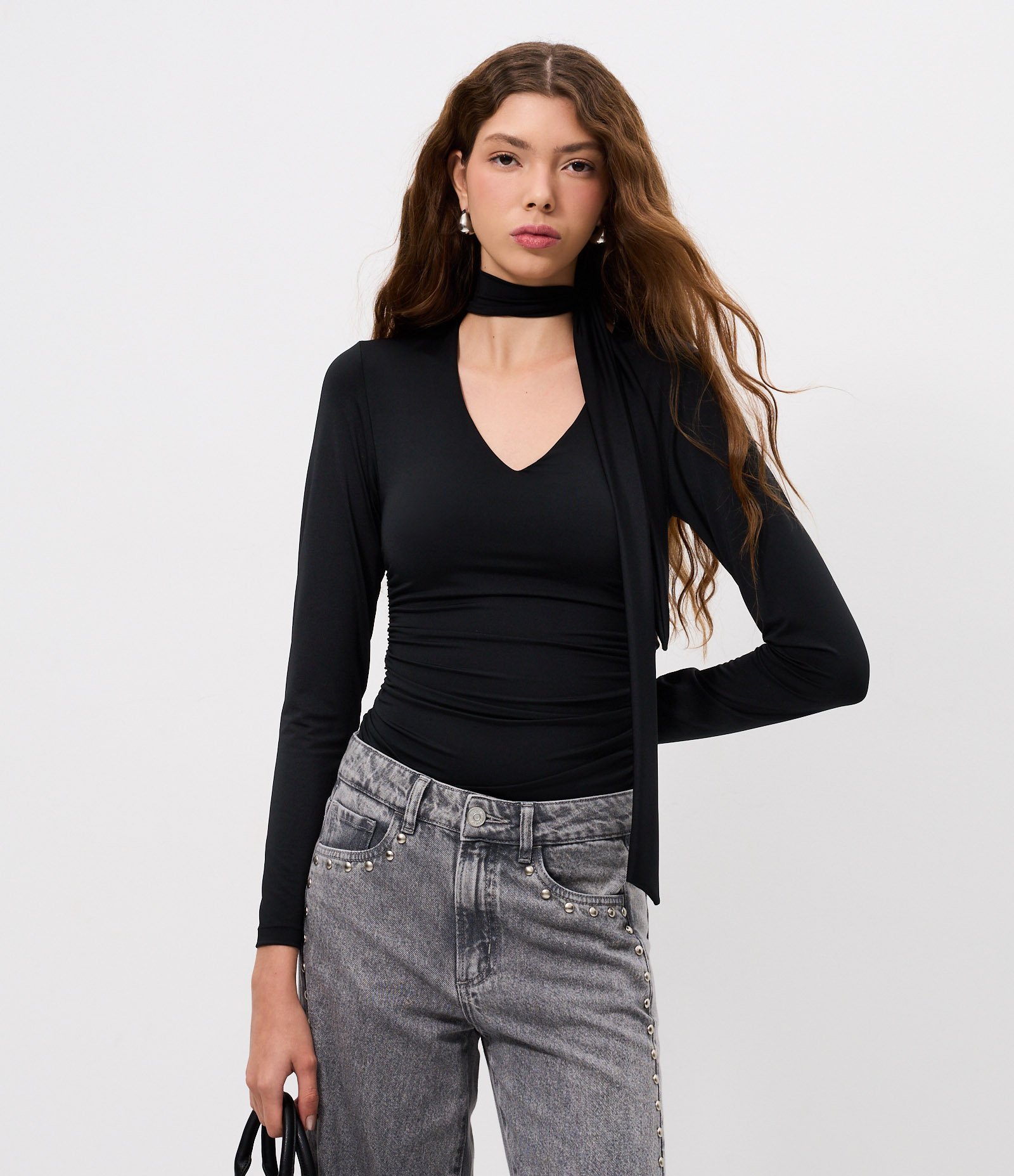 Blusa Franzida em Microfibra com Decote V e Gola Laço Preto 1