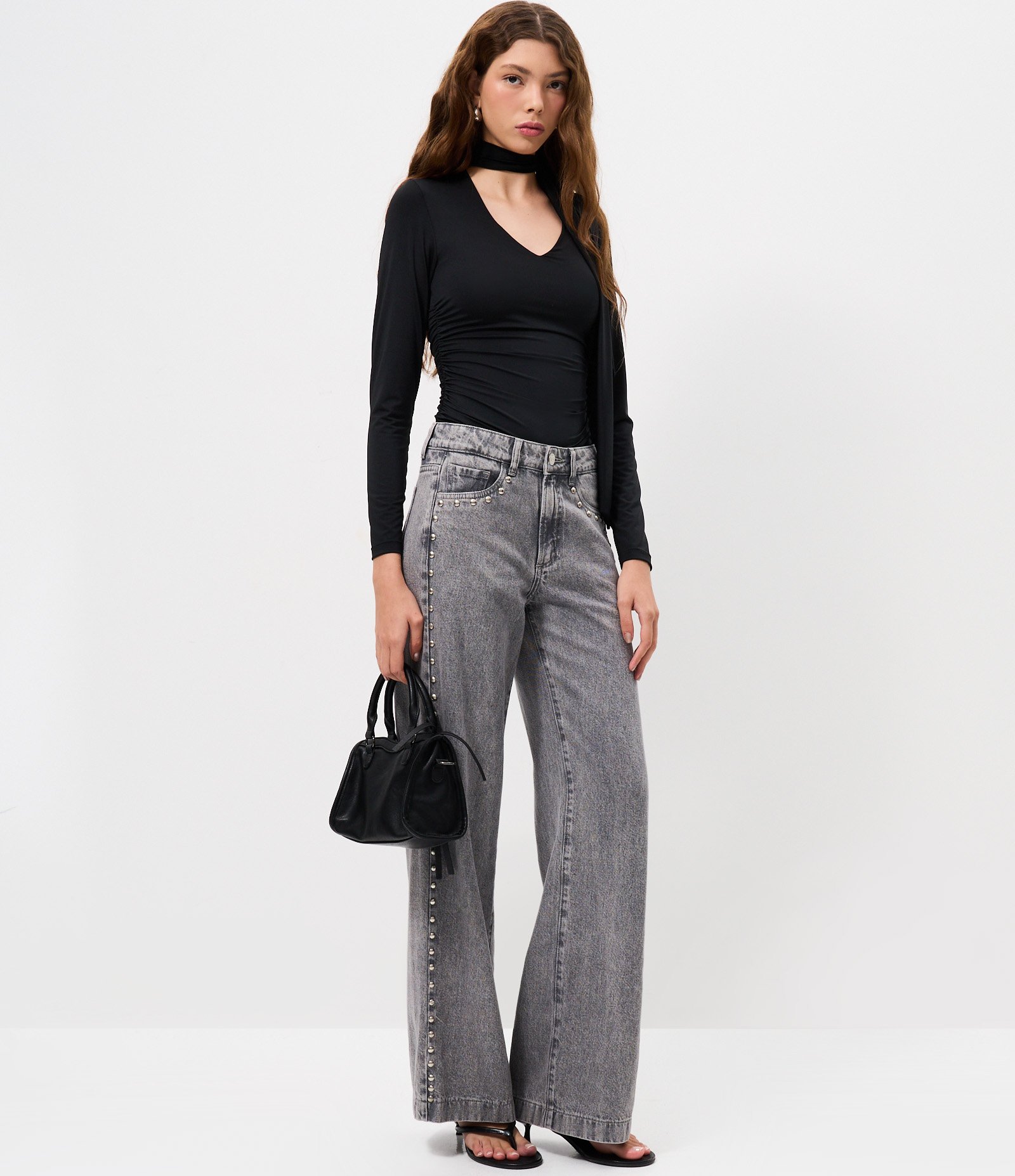 Blusa Franzida em Microfibra com Decote V e Gola Laço Preto 2