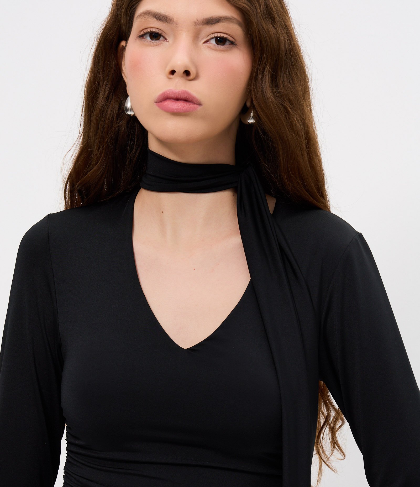 Blusa Franzida em Microfibra com Decote V e Gola Laço Preto 3