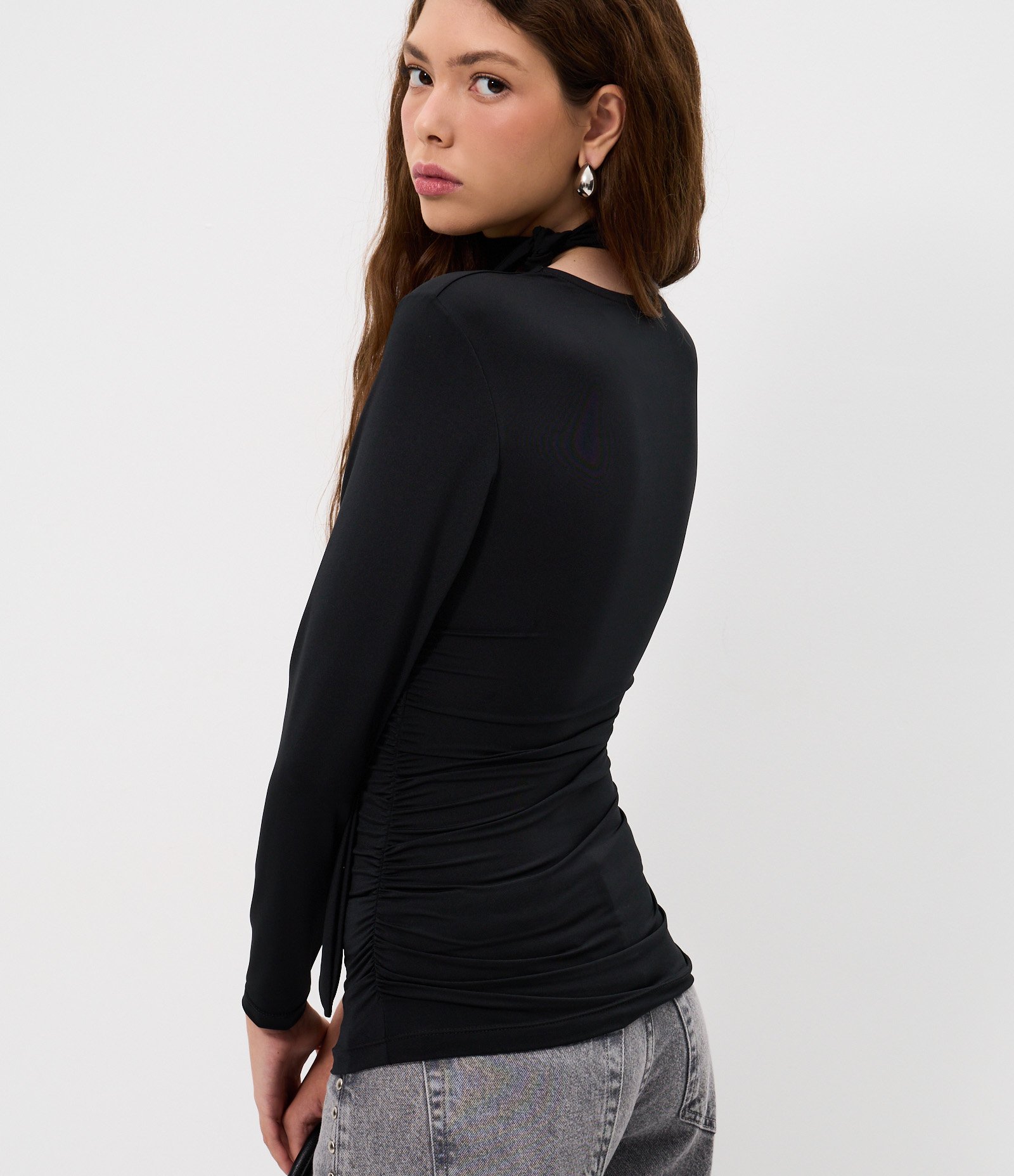 Blusa Franzida em Microfibra com Decote V e Gola Laço Preto 4
